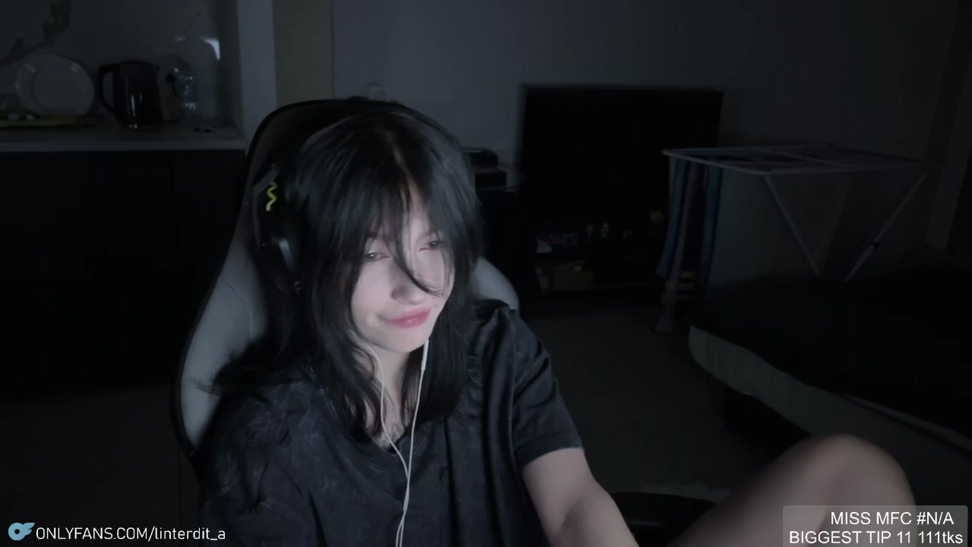 Gallery image thumbnail from Linterdit_A's myfreecams stream on, 04/09/2024, 23:26 image 2 of 20