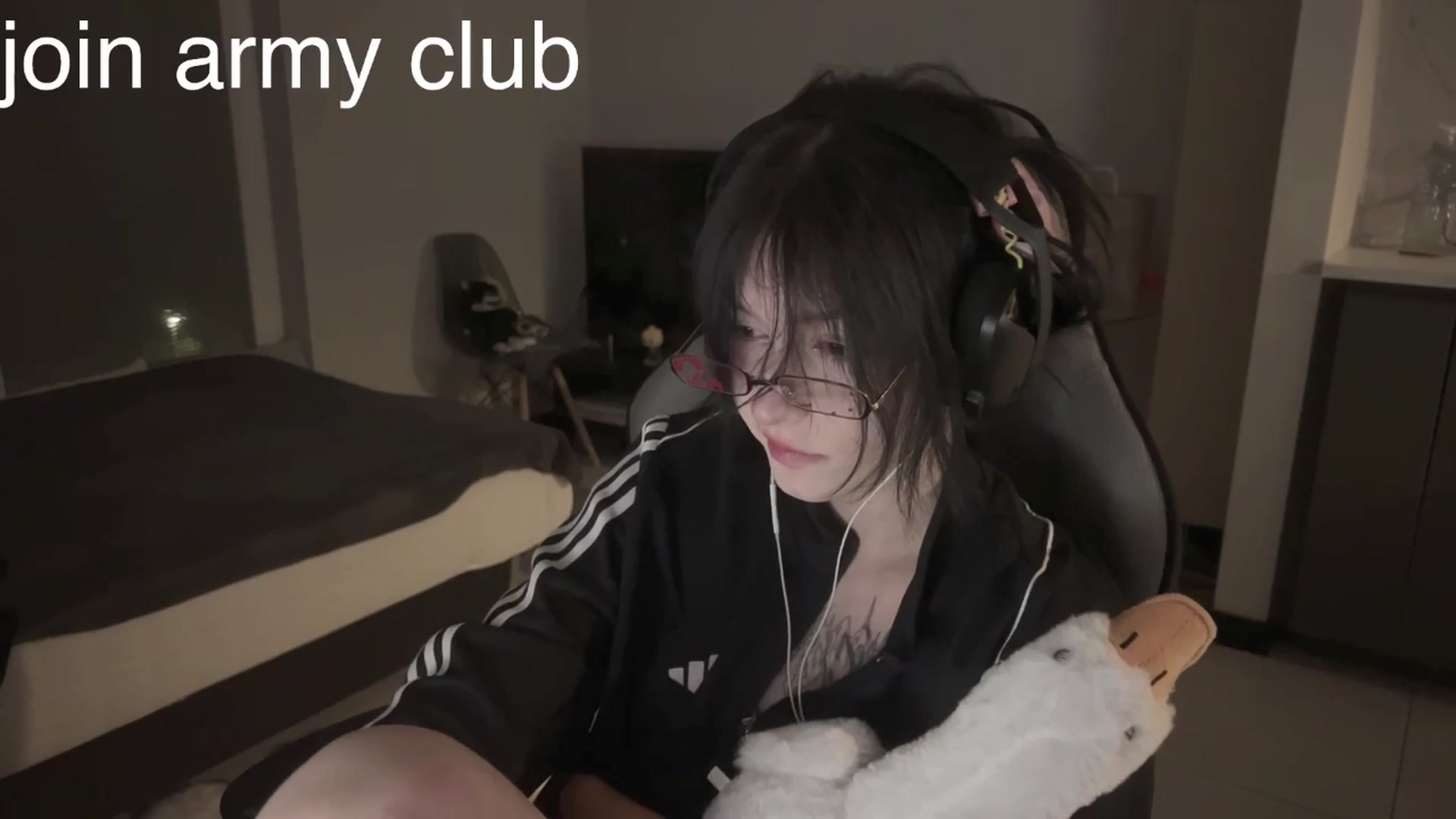 Gallery image thumbnail from Linterdit_A's myfreecams stream on, 04/12/2024, 01:05 image 13 of 20