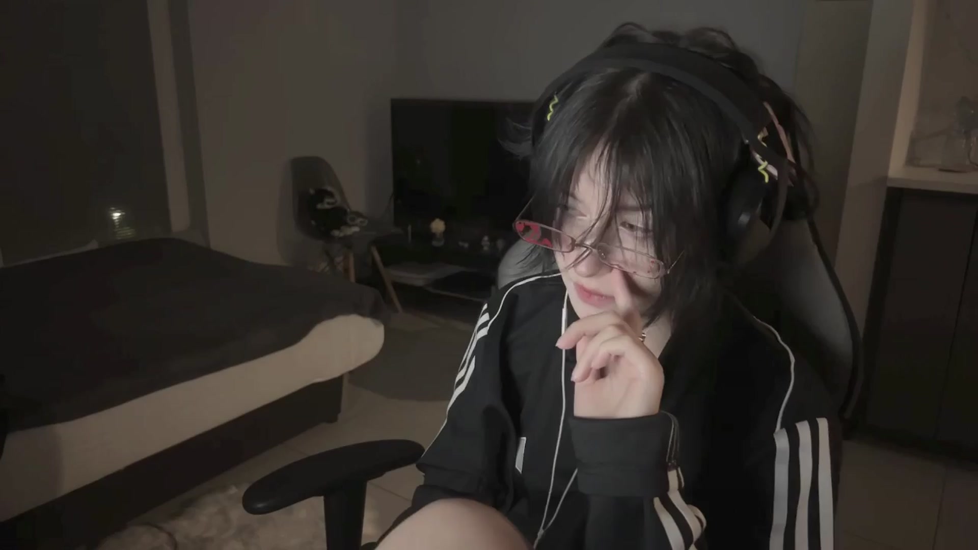 Gallery image thumbnail from Linterdit_A's myfreecams stream on, 04/12/2024, 01:05 image 2 of 20