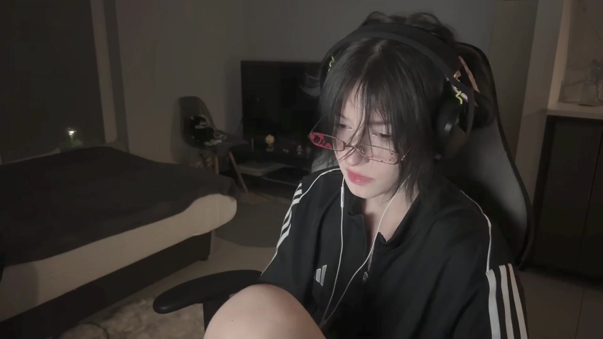Gallery image thumbnail from Linterdit_A's myfreecams stream on, 04/12/2024, 01:05 image 1 of 20
