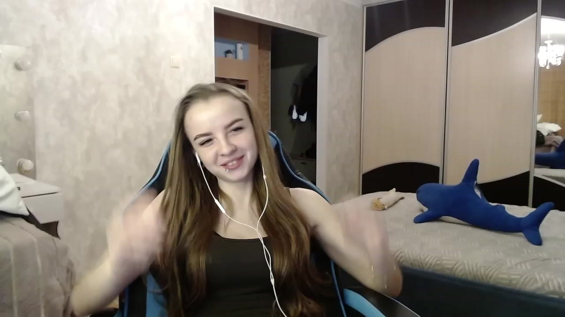 Gallery image thumbnail from Lio_noy's myfreecams stream on, 12/16/2023, 24:15 image 15 of 20