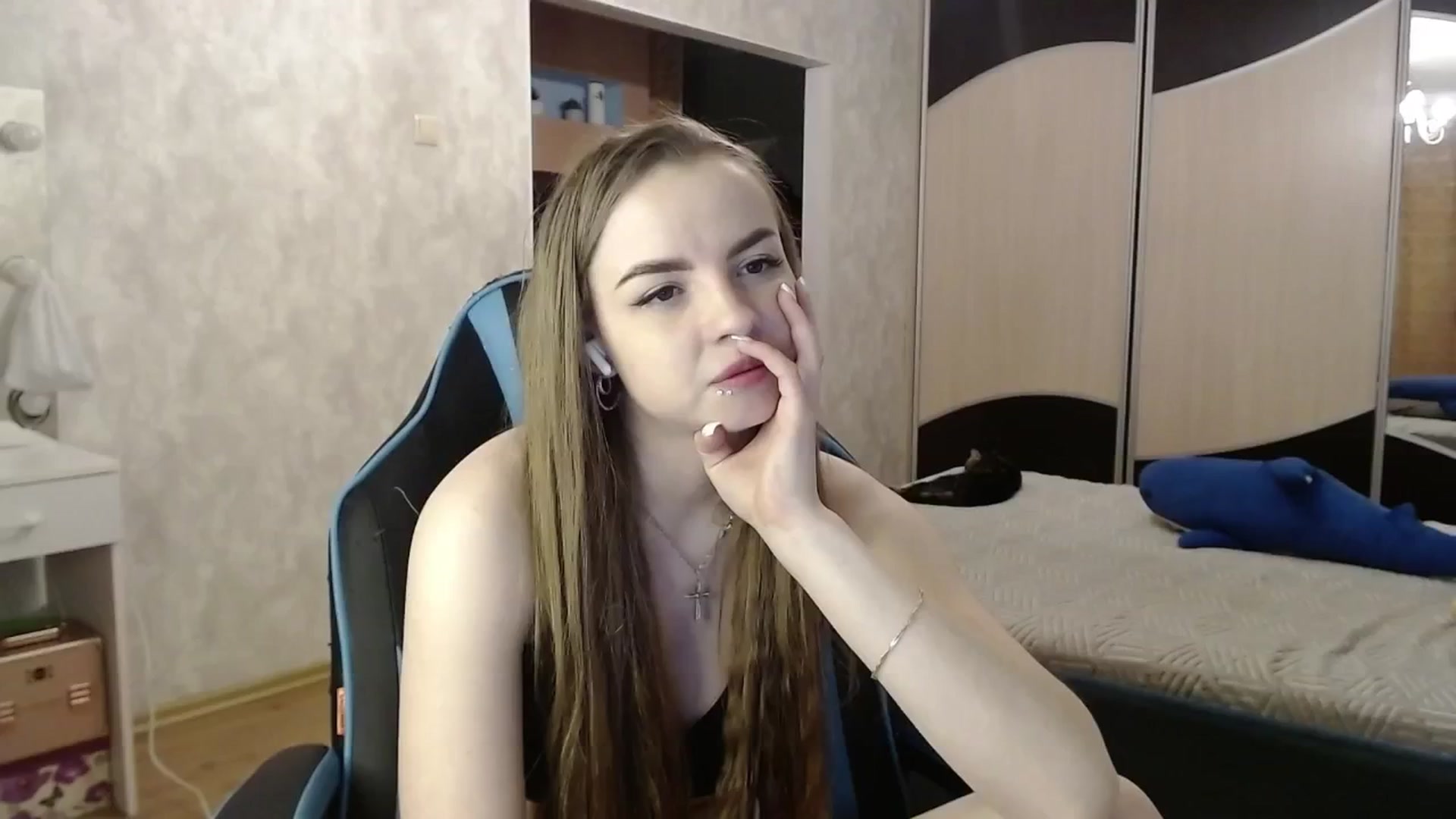 Gallery image thumbnail from Lio_noy's myfreecams stream on, 05/26/2024, 01:21 image 8 of 20