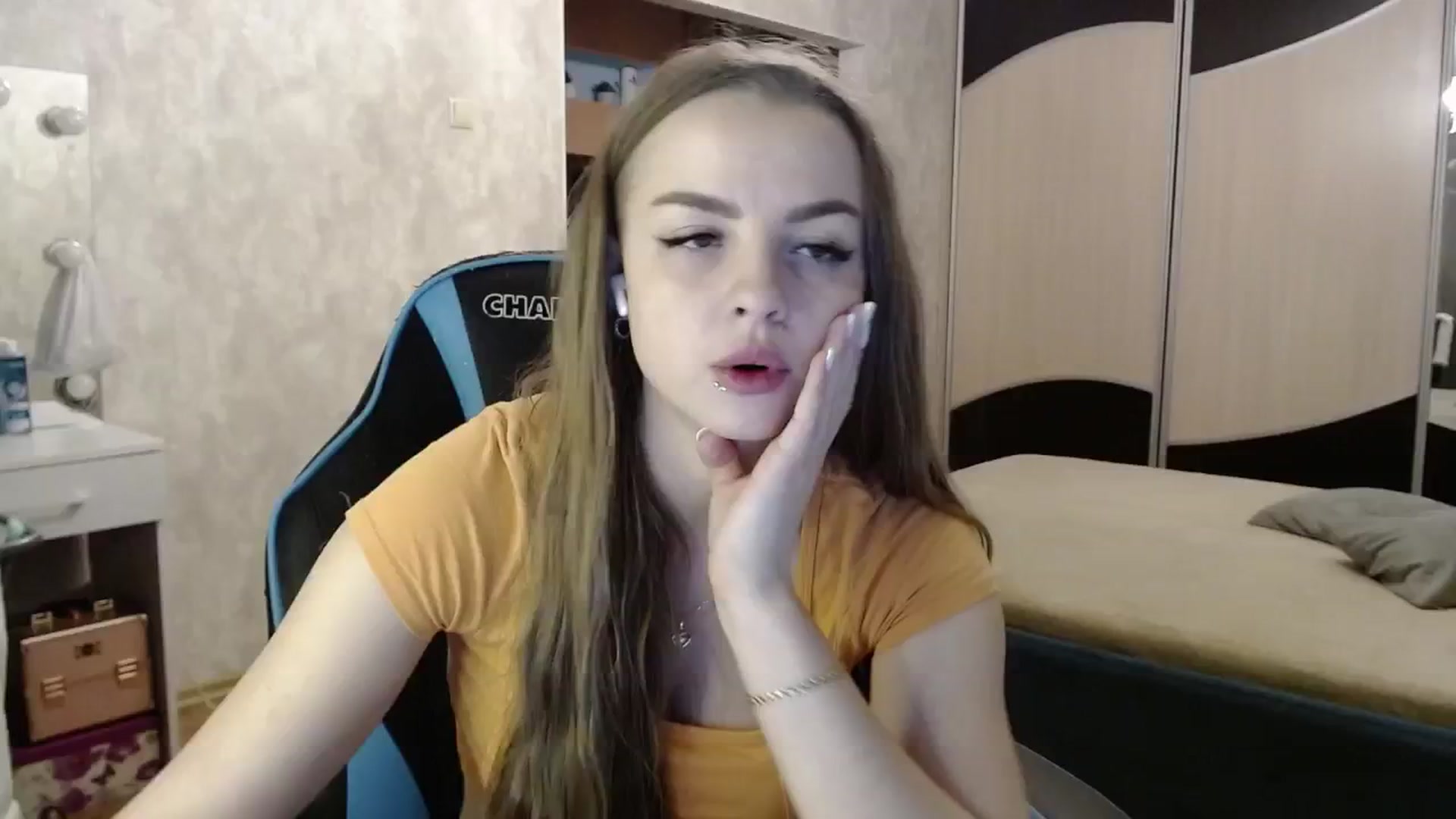Gallery image thumbnail from Lio_noy's myfreecams stream on, 10/16/2024, 22:41 image 14 of 20