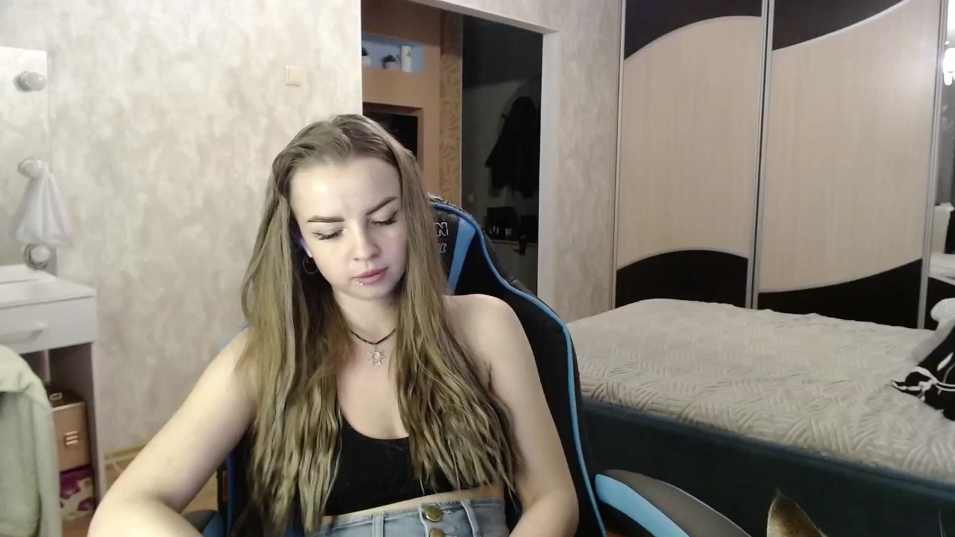 Gallery image thumbnail from Lio_noy's myfreecams stream on, 11/26/2024, 23:36 image 6 of 20