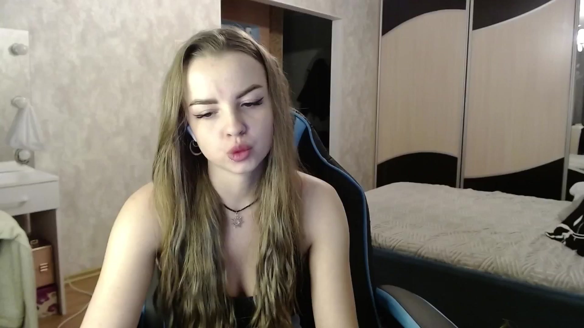Gallery image thumbnail from Lio_noy's myfreecams stream on, 11/26/2024, 23:36 image 12 of 20