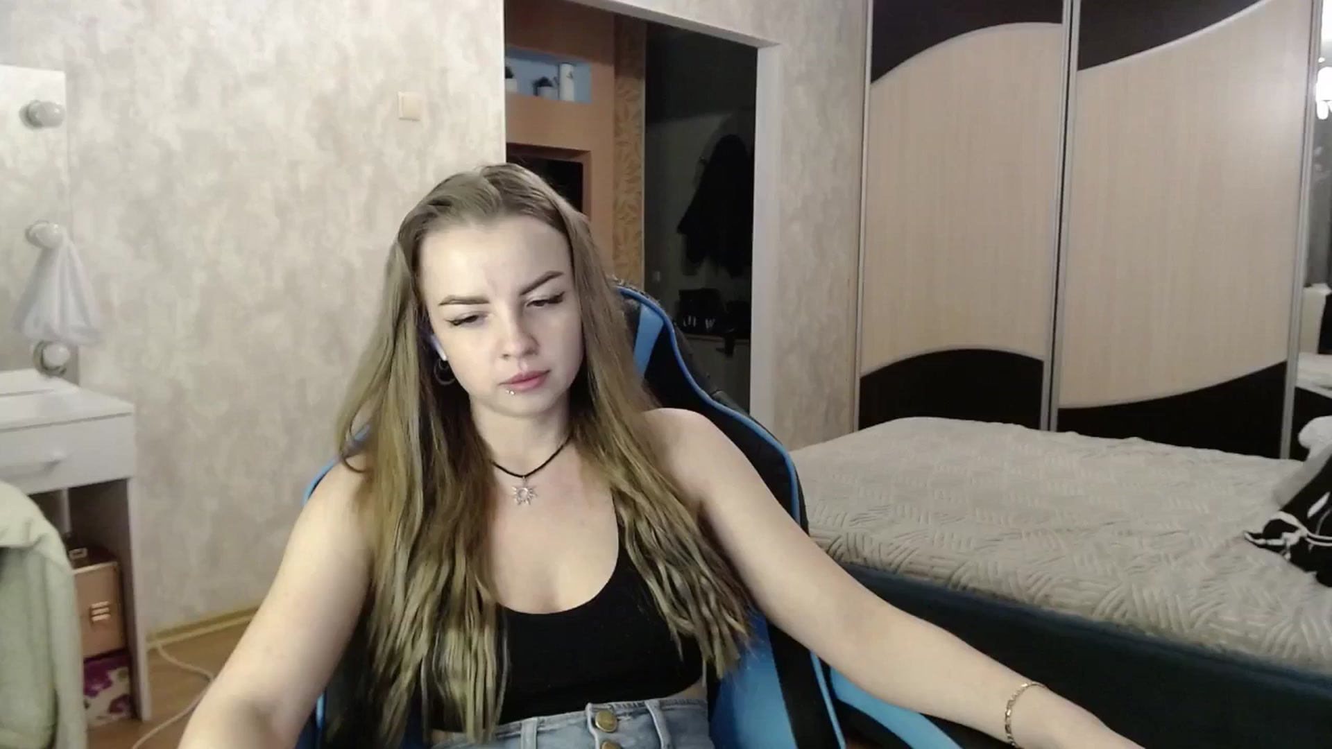 Gallery image thumbnail from Lio_noy's myfreecams stream on, 11/26/2024, 23:36 image 7 of 20