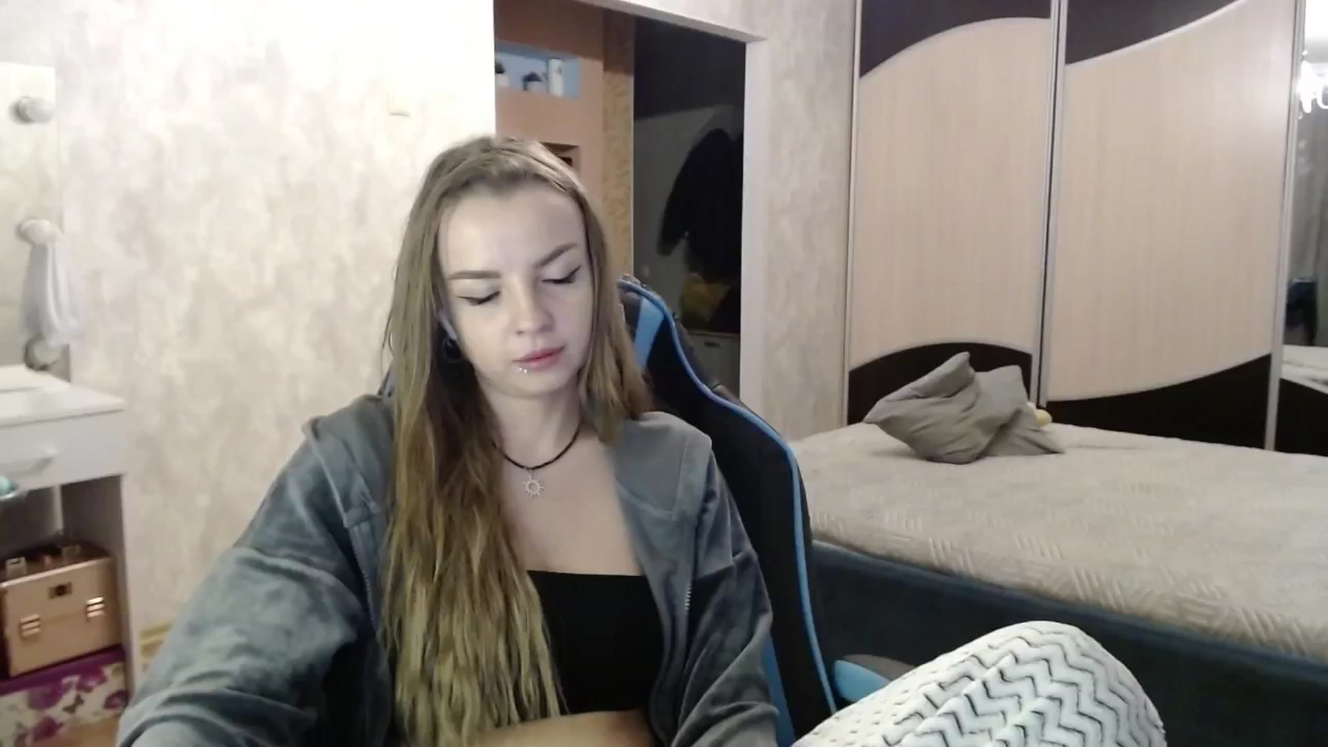 Gallery image thumbnail from Lio_noy's myfreecams stream on, 12/17/2024, 24:03 image 12 of 20
