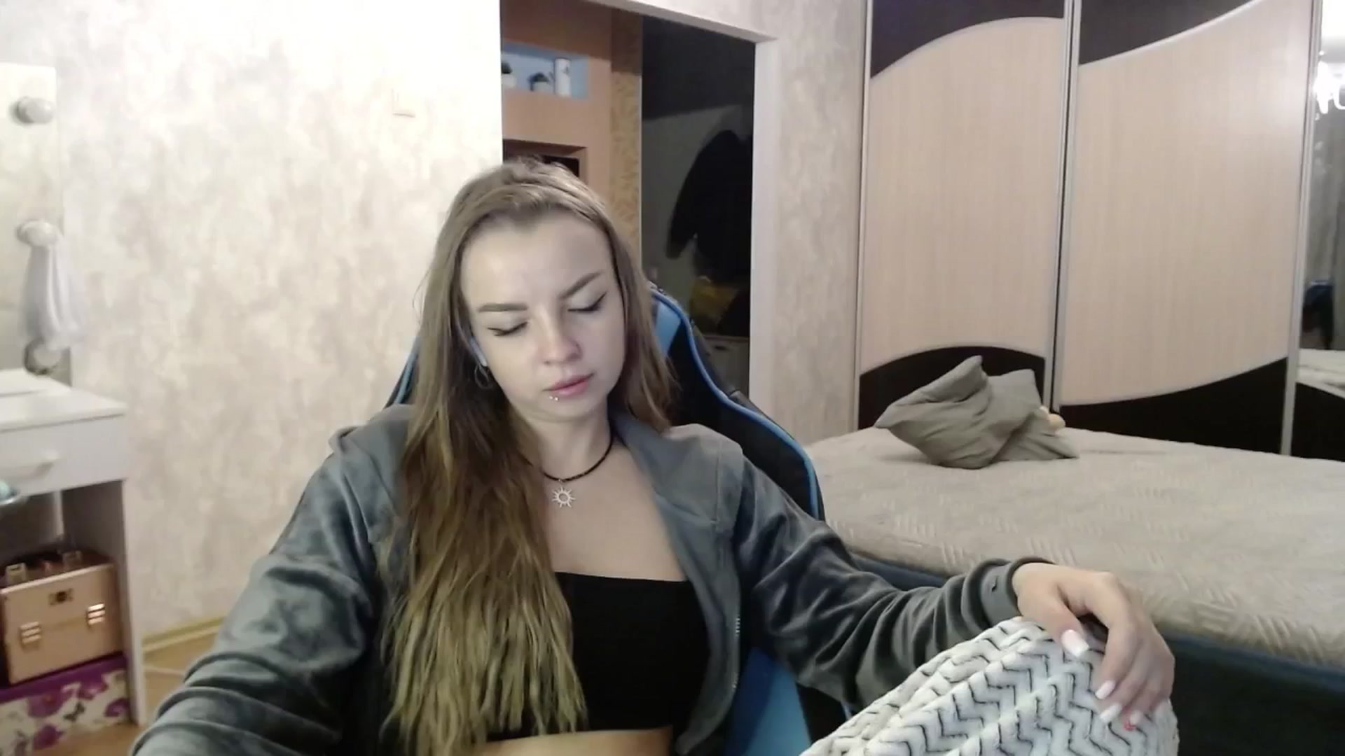 Gallery image thumbnail from Lio_noy's myfreecams stream on, 12/17/2024, 24:03 image 7 of 20