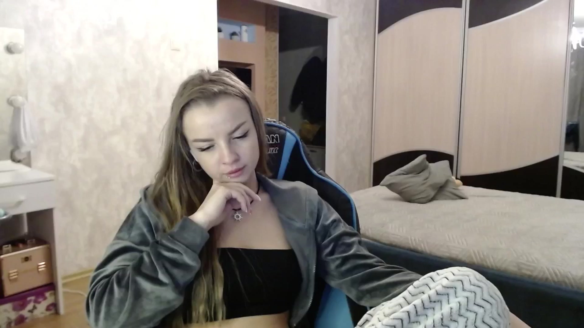 Gallery image thumbnail from Lio_noy's myfreecams stream on, 12/17/2024, 24:03 image 5 of 20