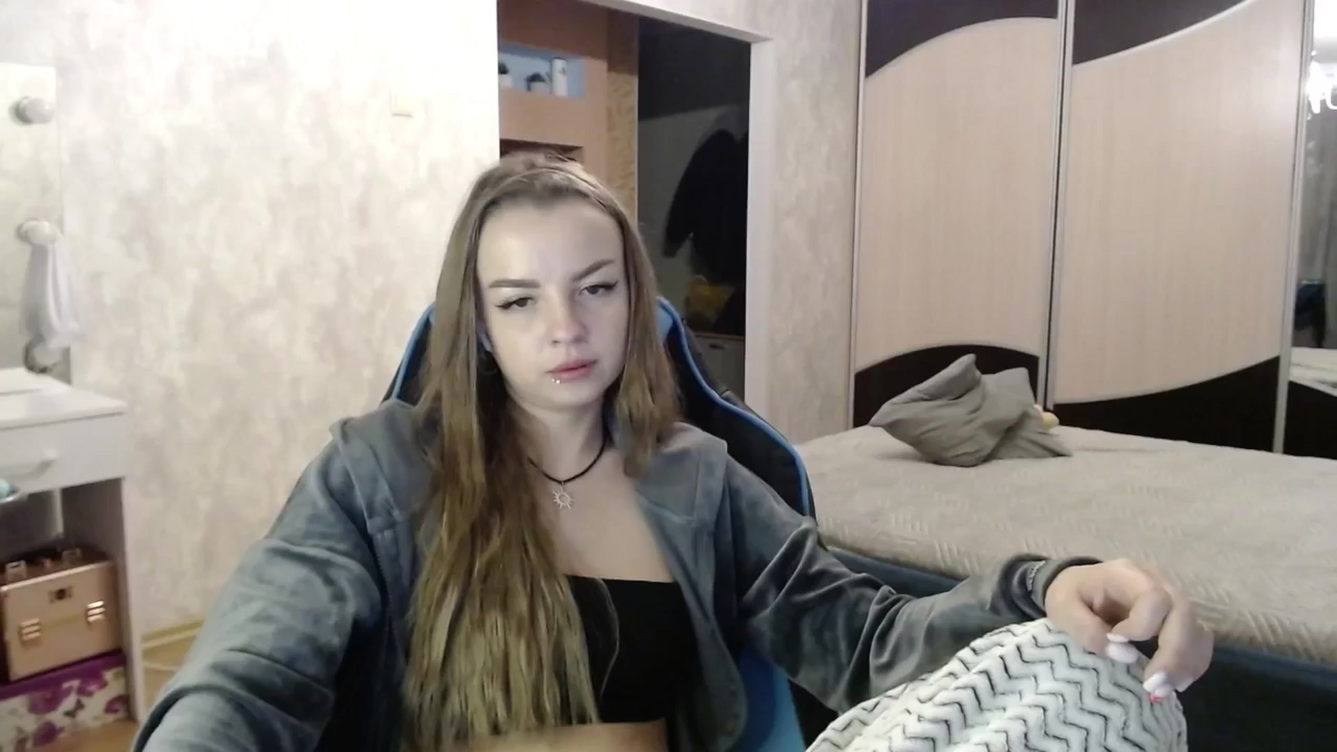 Gallery image thumbnail from Lio_noy's myfreecams stream on, 12/17/2024, 24:03 image 19 of 20