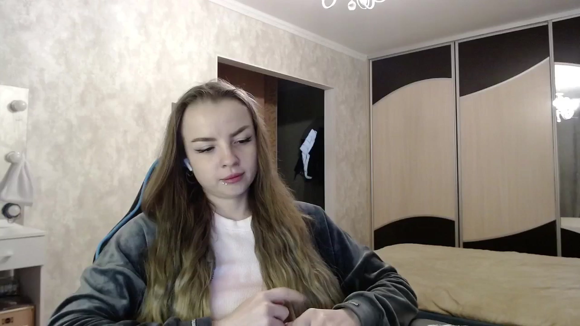 Gallery image thumbnail from Lio_noy's myfreecams stream on, 05/17/2025, 23:38 image 18 of 20