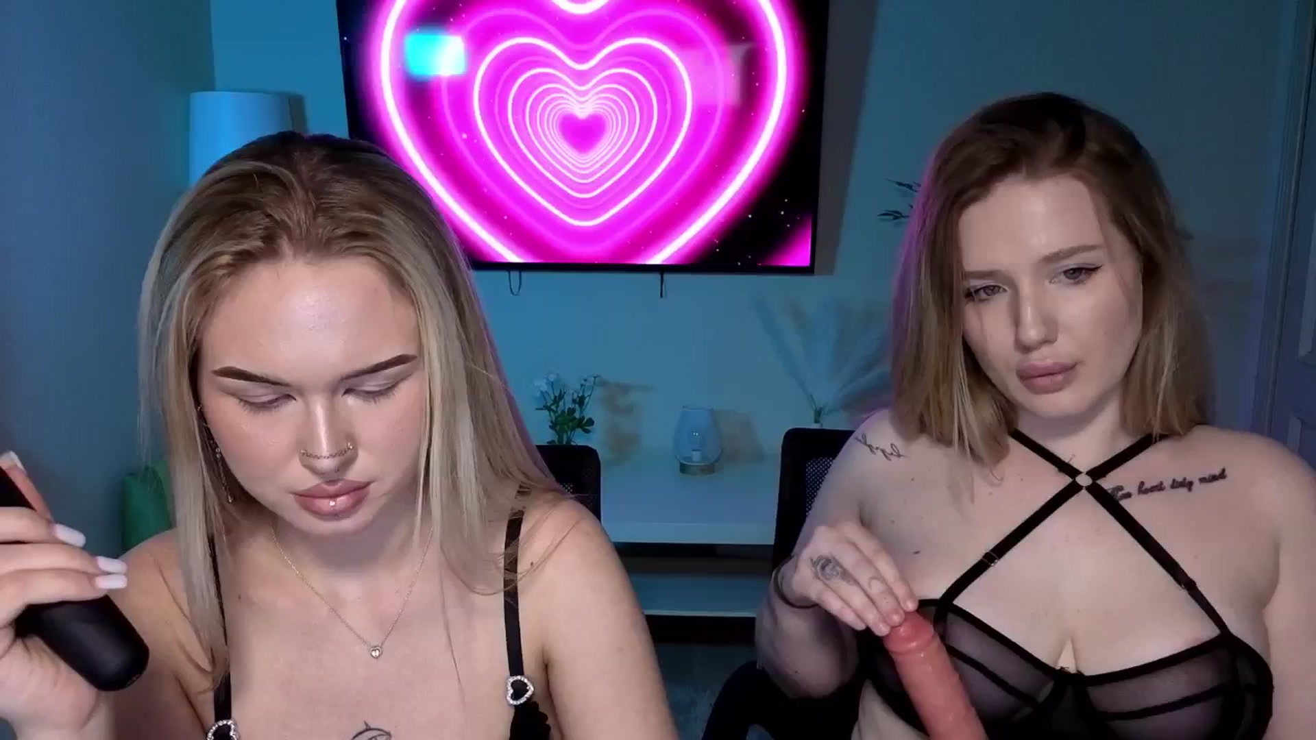 Gallery image thumbnail from Liora's myfreecams stream on, 04/10/2026, 14:16 image 10 of 20