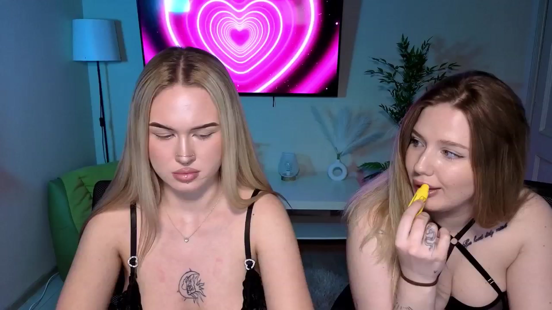 Gallery image thumbnail from Liora's myfreecams stream on, 04/10/2026, 16:27 image 9 of 20