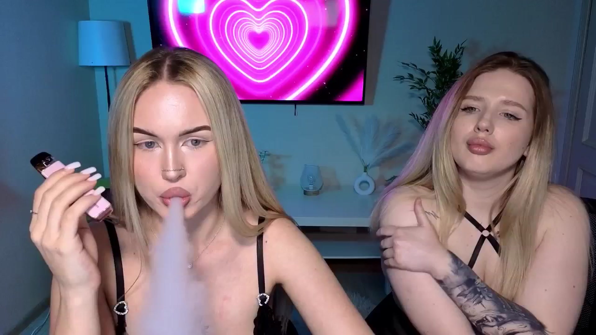 Gallery image thumbnail from Liora's myfreecams stream on, 04/10/2026, 16:27 image 3 of 20