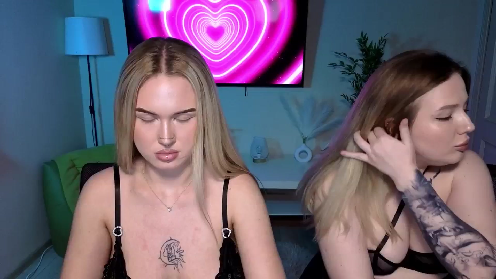 Gallery image thumbnail from Liora's myfreecams stream on, 04/10/2026, 16:27 image 6 of 20
