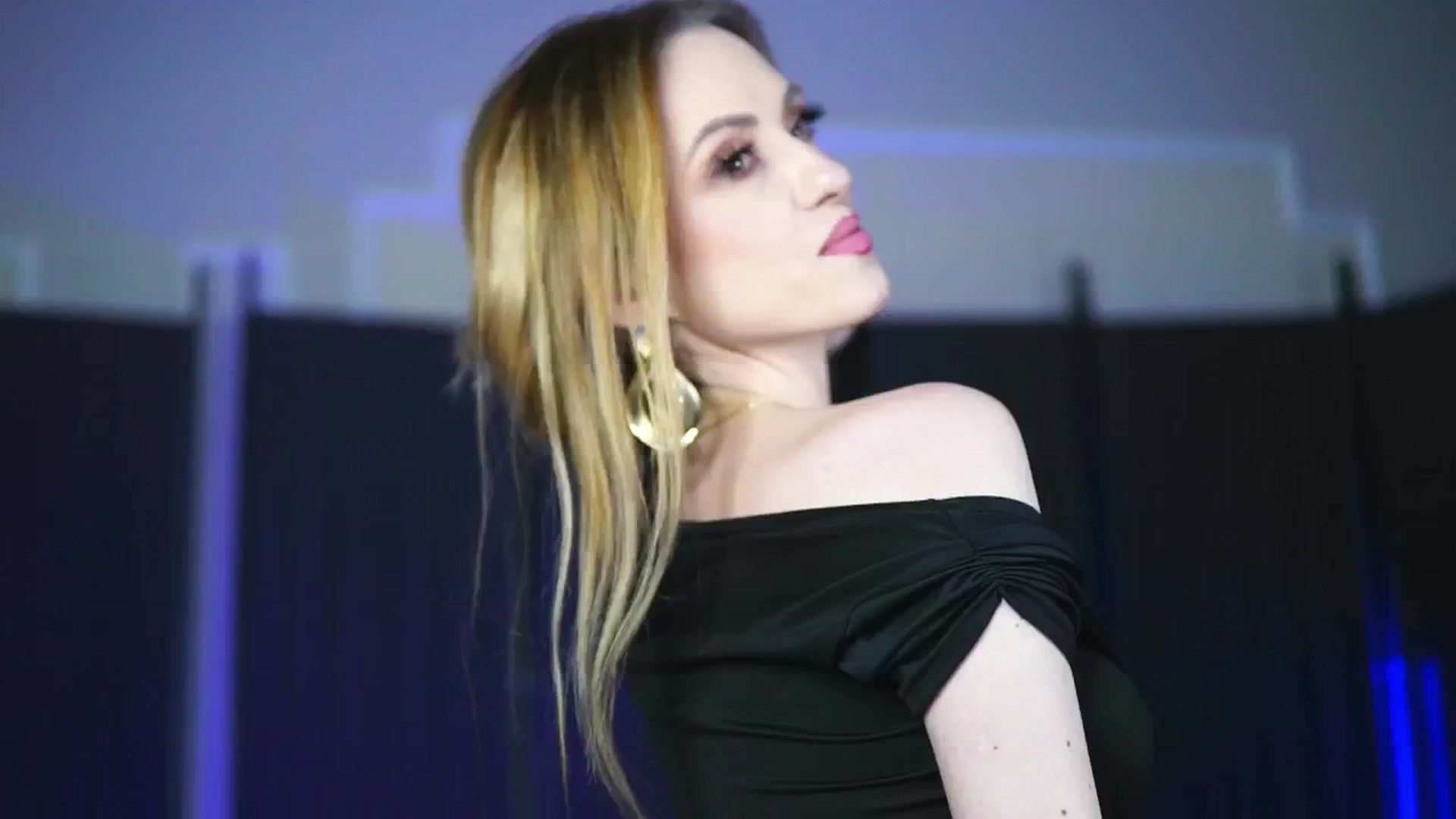 Gallery image thumbnail from LisaMoon's myfreecams stream on, 12/03/2024, 15:32 image 17 of 20