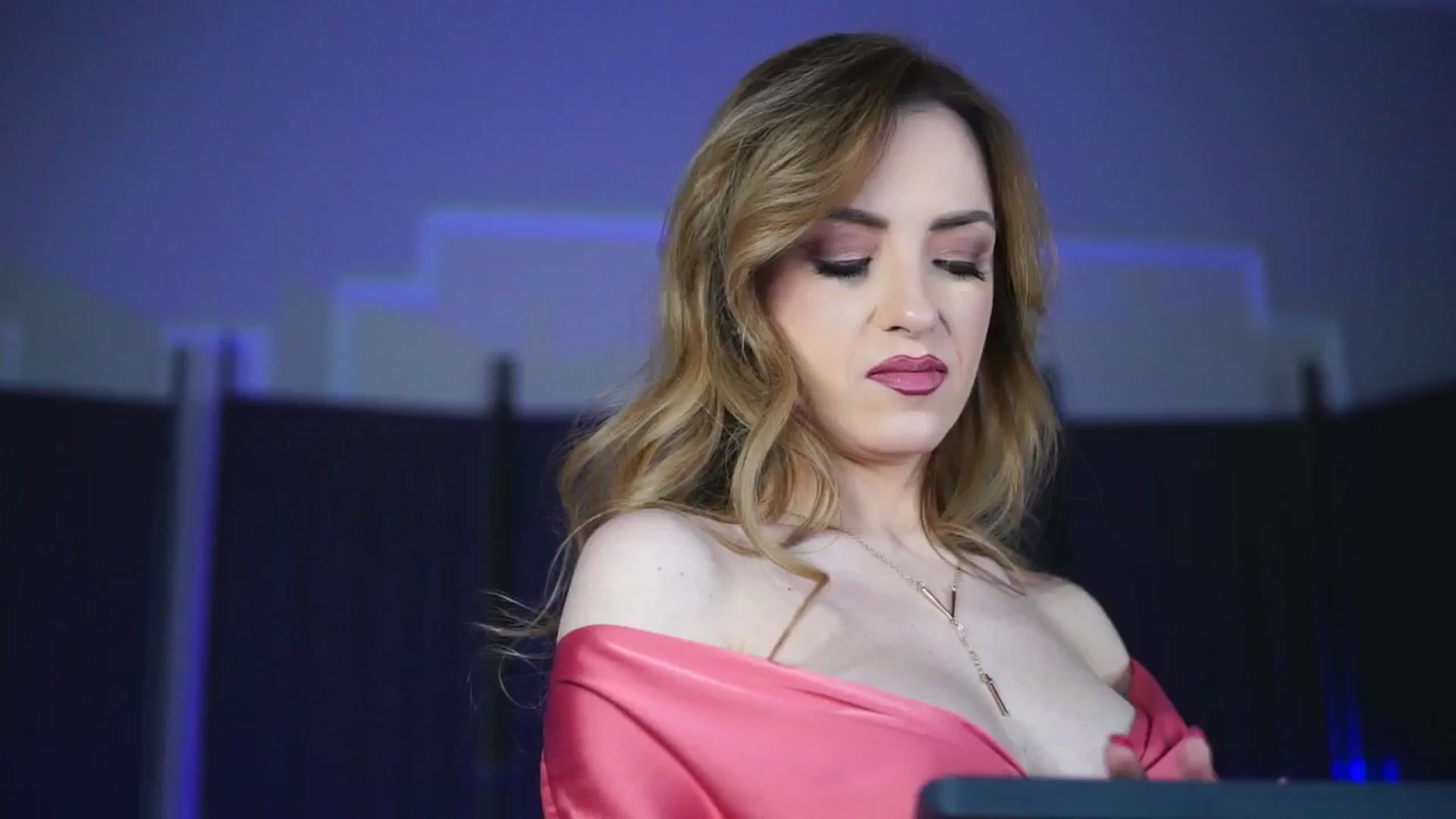 Gallery image thumbnail from LisaMoon's myfreecams stream on, 12/16/2024, 10:21 image 15 of 20