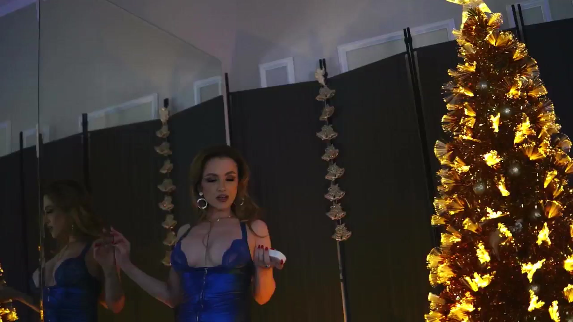Gallery image thumbnail from LisaMoon's myfreecams stream on, 12/20/2024, 20:35 image 12 of 20