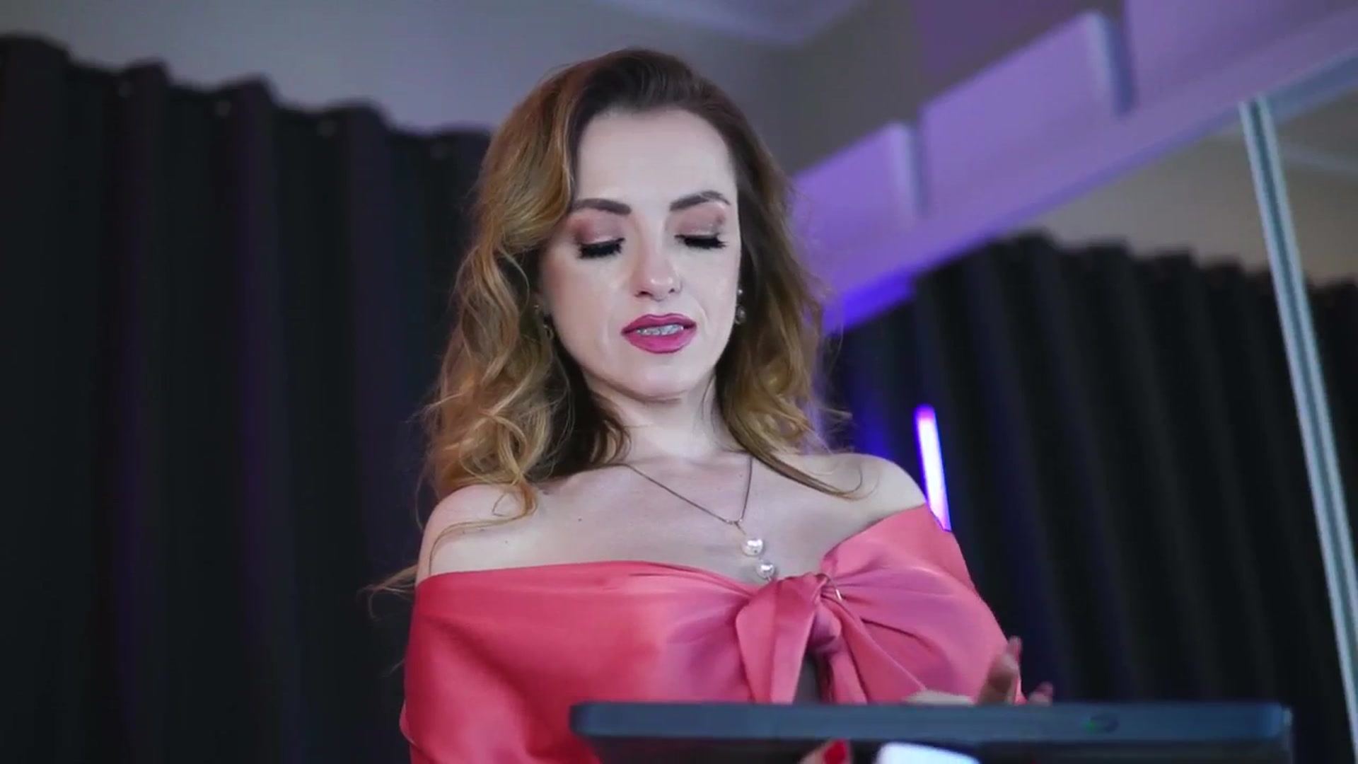 Gallery image thumbnail from LisaMoon's myfreecams stream on, 05/01/2025, 23:59 image 16 of 20