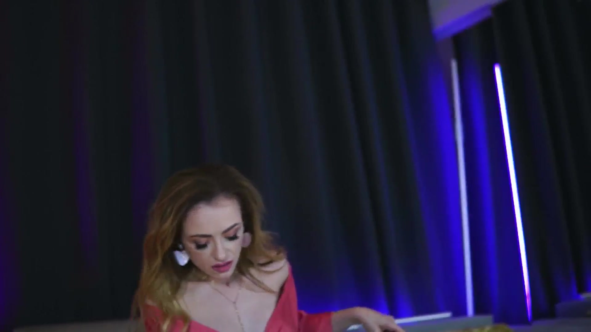 Gallery image thumbnail from LisaMoon's myfreecams stream on, 05/20/2025, 24:06 image 15 of 20