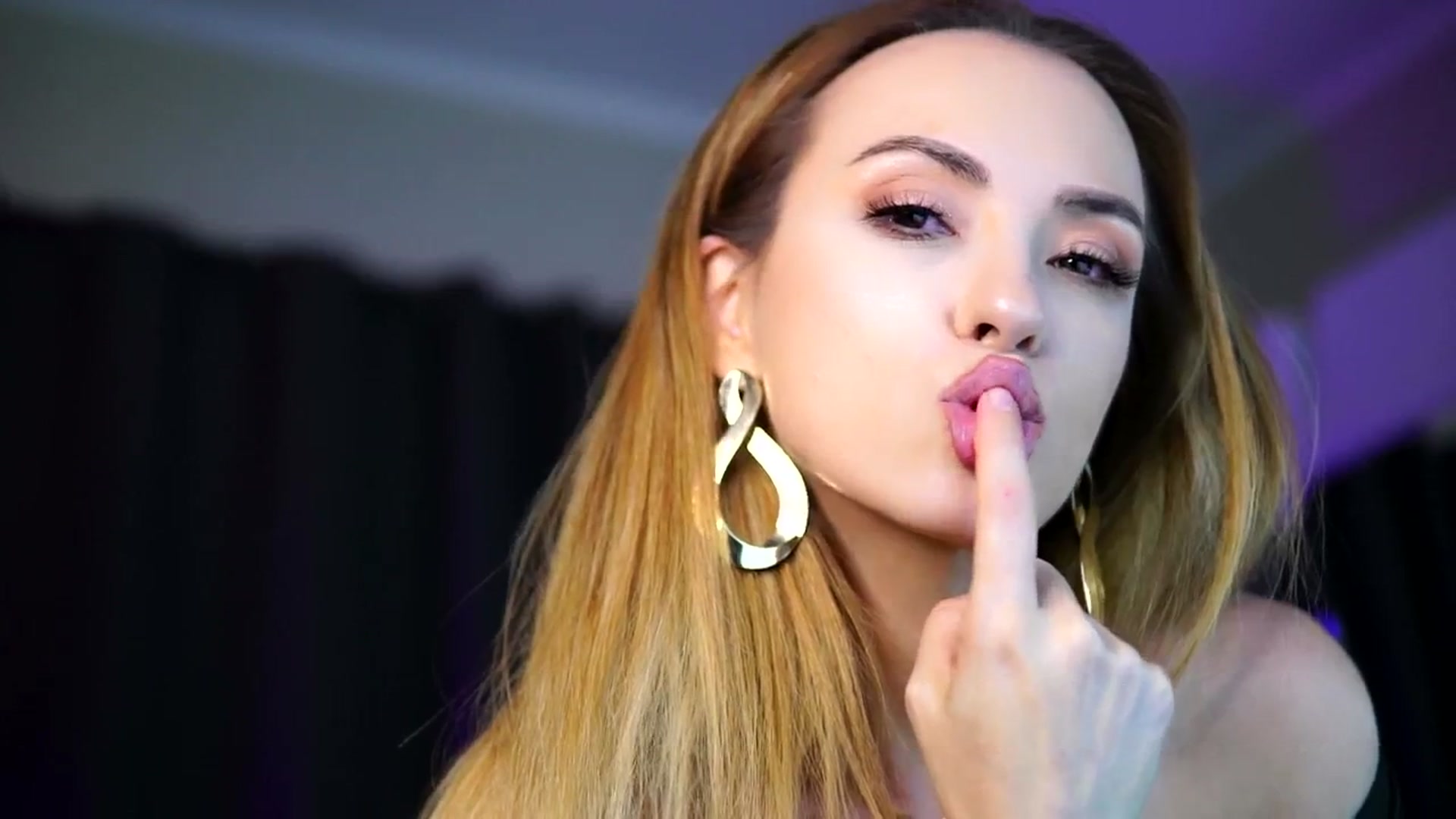 Gallery image thumbnail from LisaMoon's myfreecams stream on, 08/13/2025, 02:04 image 12 of 20