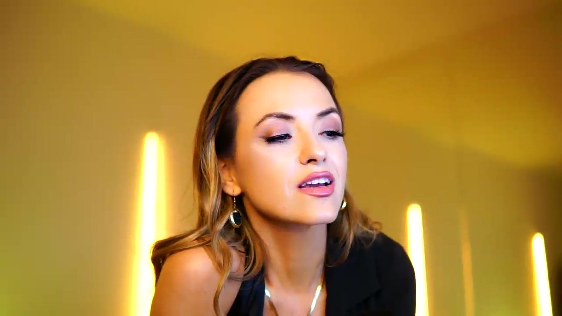 Gallery image thumbnail from LisaMoon's myfreecams stream on, 05/24/2026, 18:31 image 2 of 20