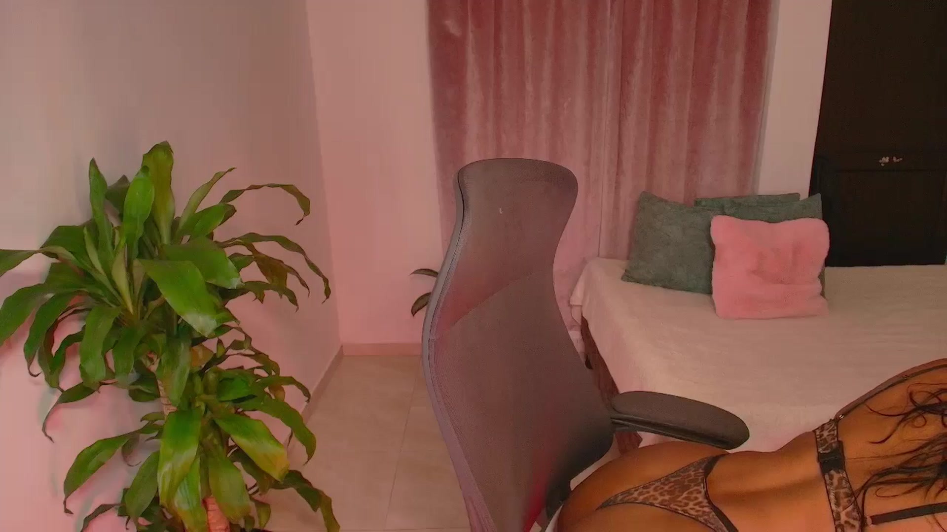Gallery image thumbnail from LisaMorena's myfreecams stream on, 11/20/2025, 15:15 image 2 of 20