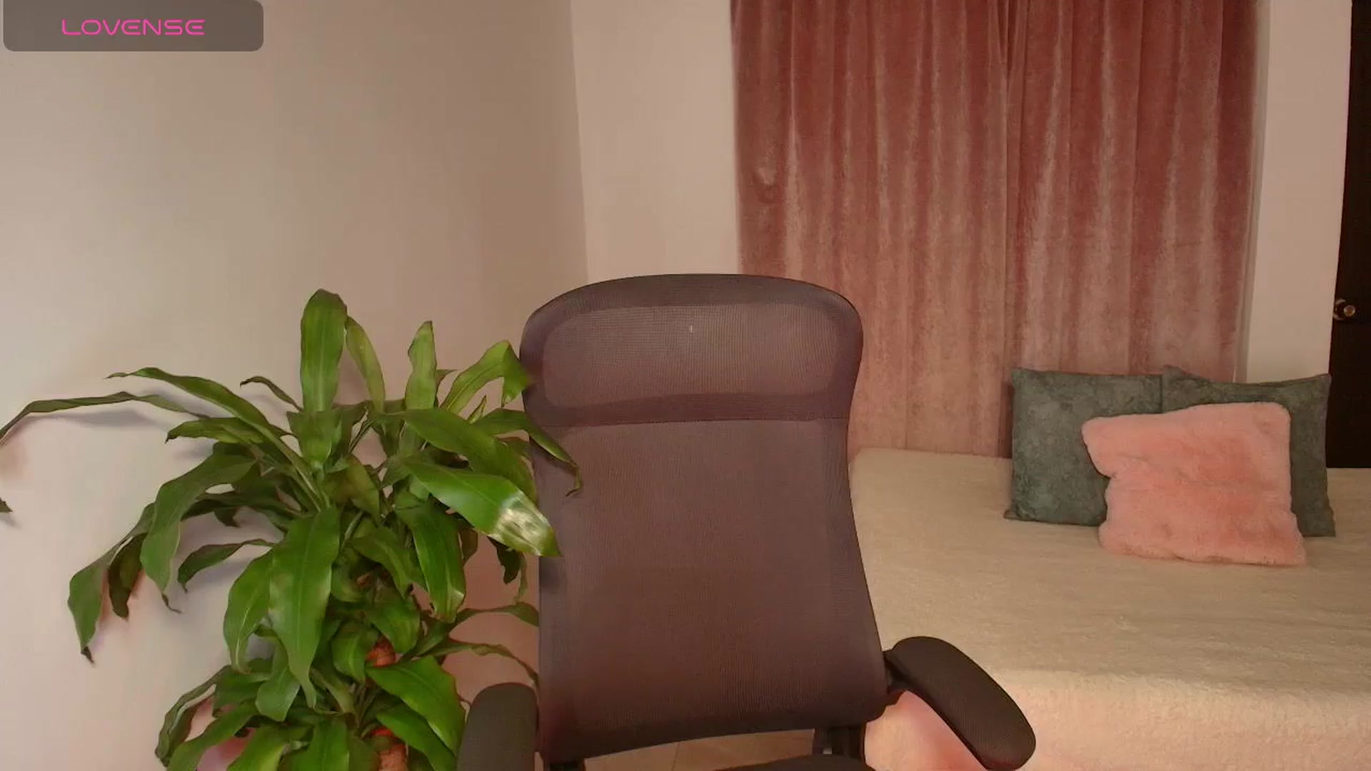 Gallery image thumbnail from LisaMorena's myfreecams stream on, 12/03/2025, 17:03 image 17 of 20