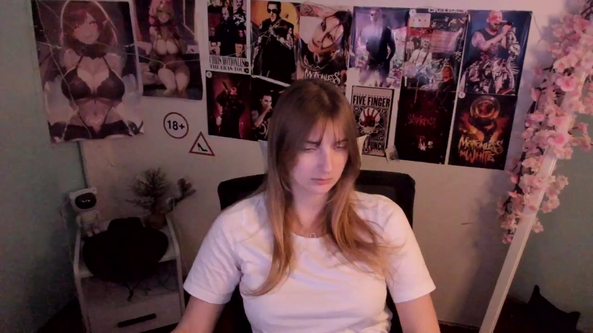 Gallery image thumbnail from Lisa_Star_'s myfreecams stream on, 12/10/2025, 10:13 image 18 of 20