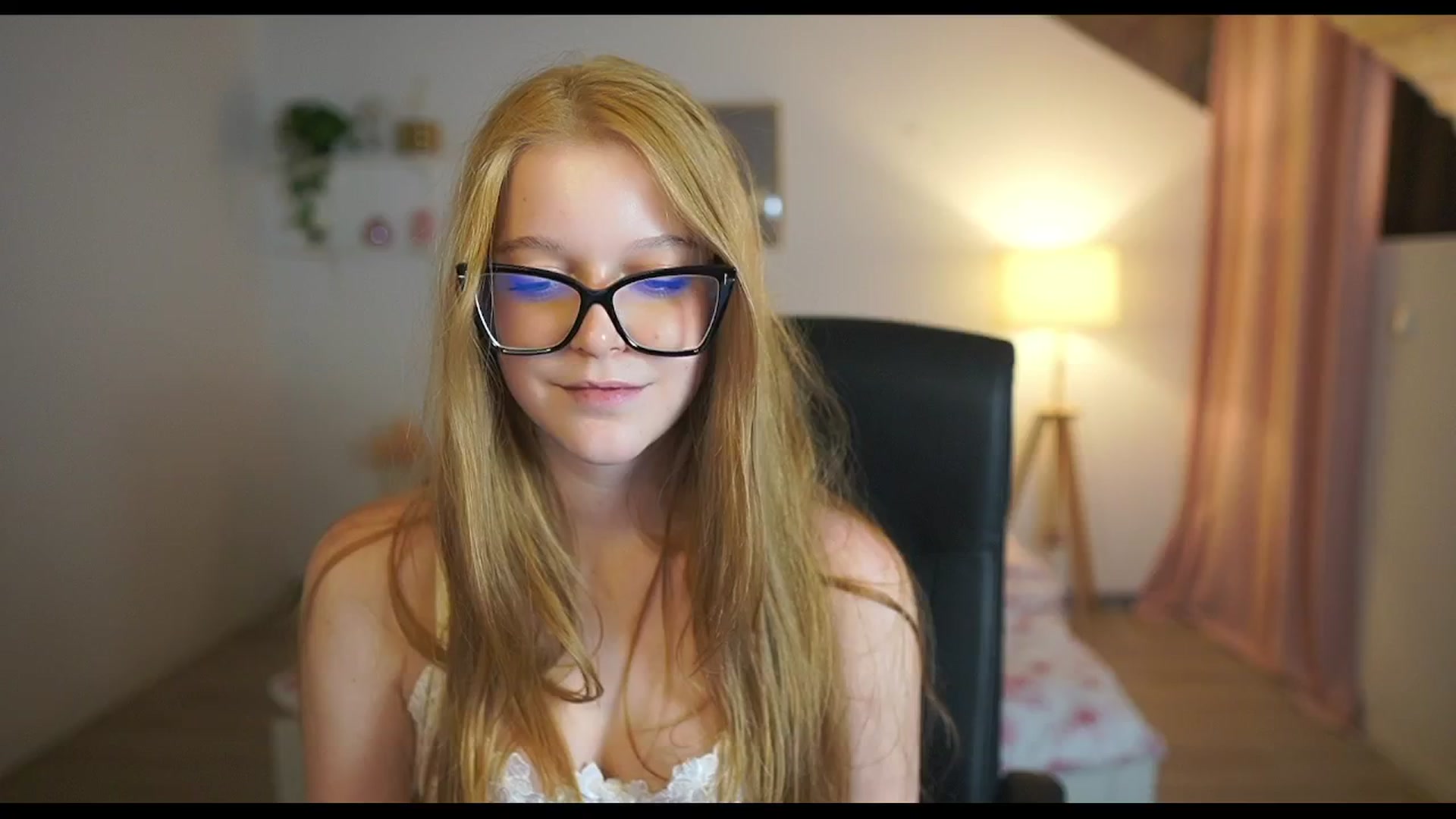 Gallery image thumbnail from Lisa_mccoy_'s myfreecams stream on, 12/18/2025, 16:09 image 15 of 20