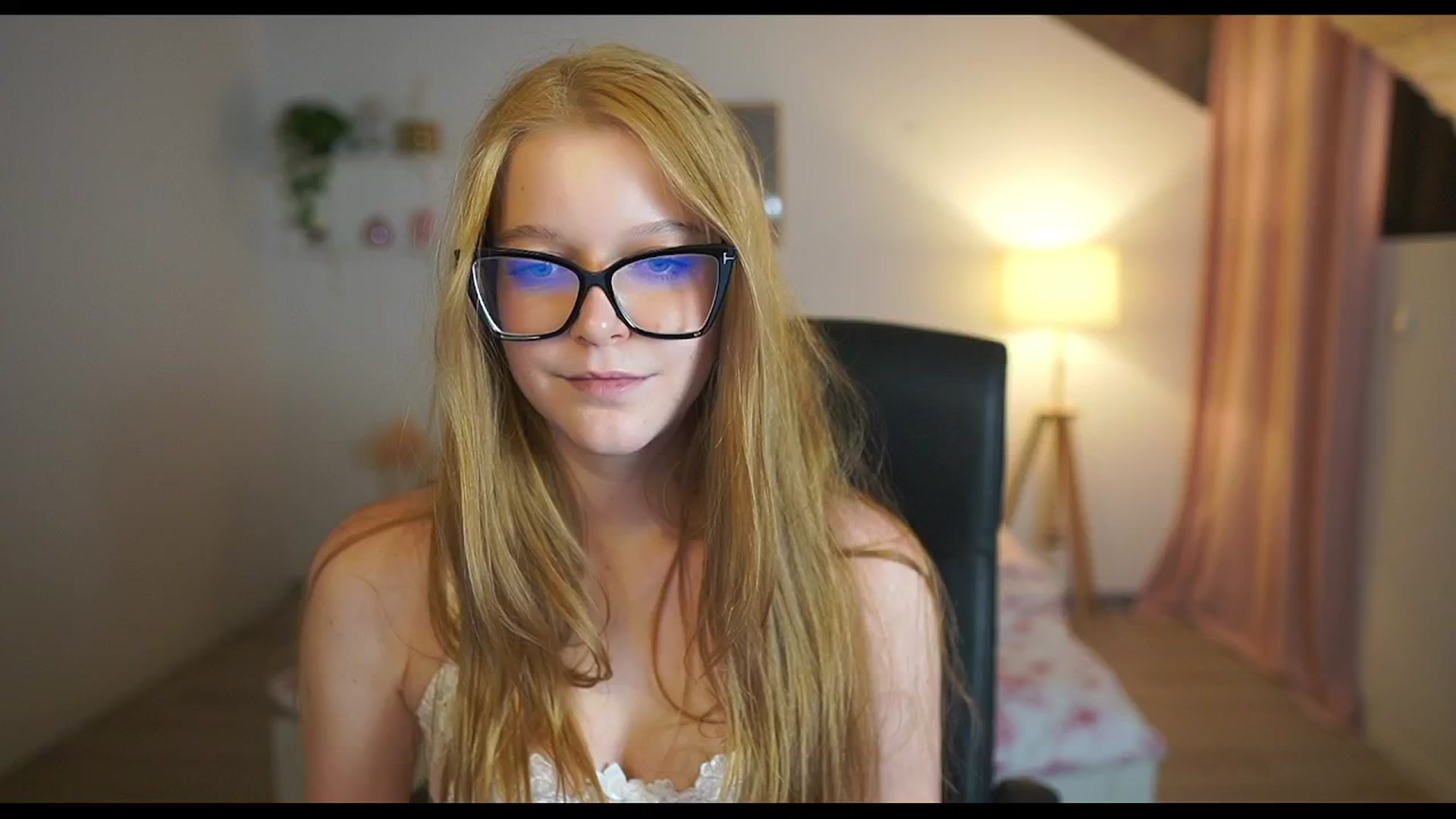 Gallery image thumbnail from Lisa_mccoy_'s myfreecams stream on, 12/18/2025, 16:09 image 14 of 20