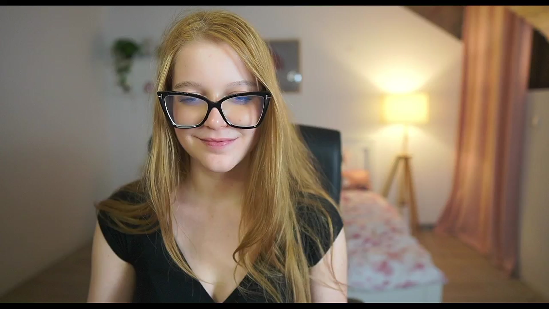 Gallery image thumbnail from Lisa_mccoy_'s myfreecams stream on, 12/20/2025, 21:19 image 18 of 20