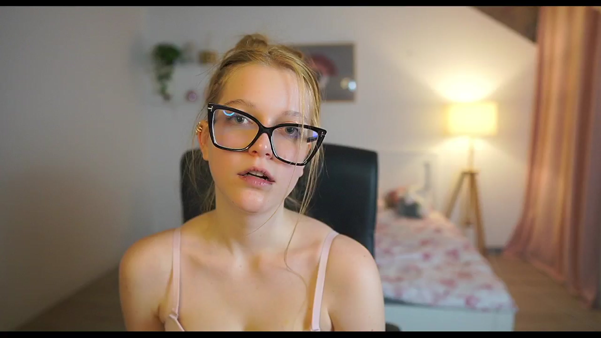 Gallery image thumbnail from Lisa_mccoy_'s myfreecams stream on, 12/24/2025, 24:01 image 4 of 20