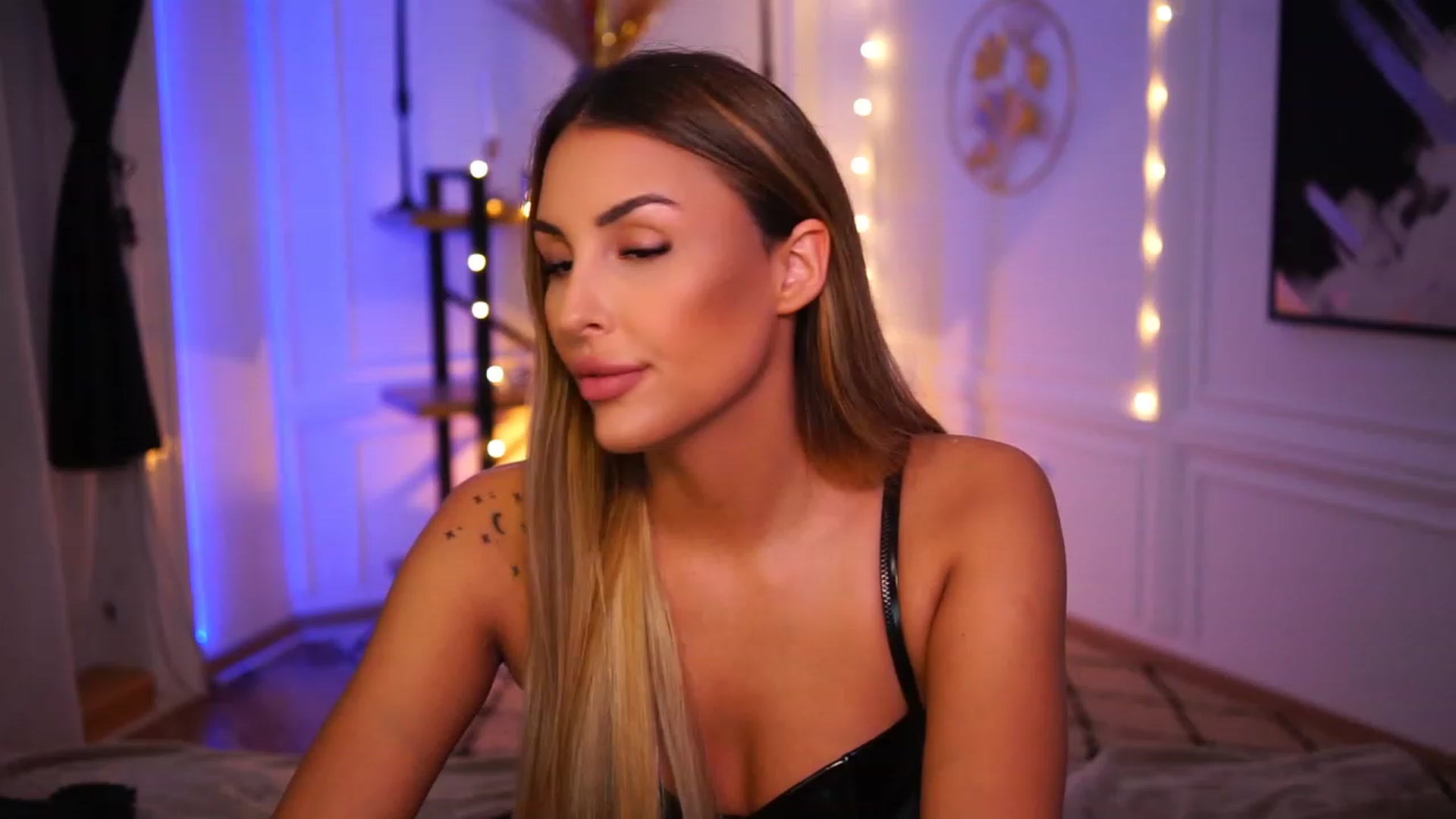 Gallery image thumbnail from Lisamelow's myfreecams stream on, 11/16/2022, 19:48 image 18 of 20