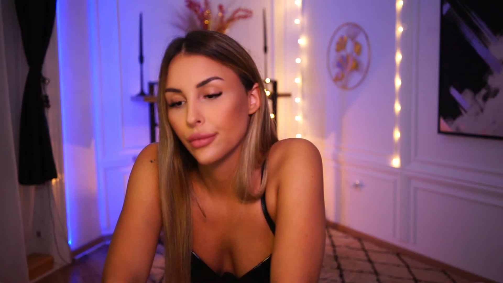 Gallery image thumbnail from Lisamelow's myfreecams stream on, 11/16/2022, 19:48 image 13 of 20