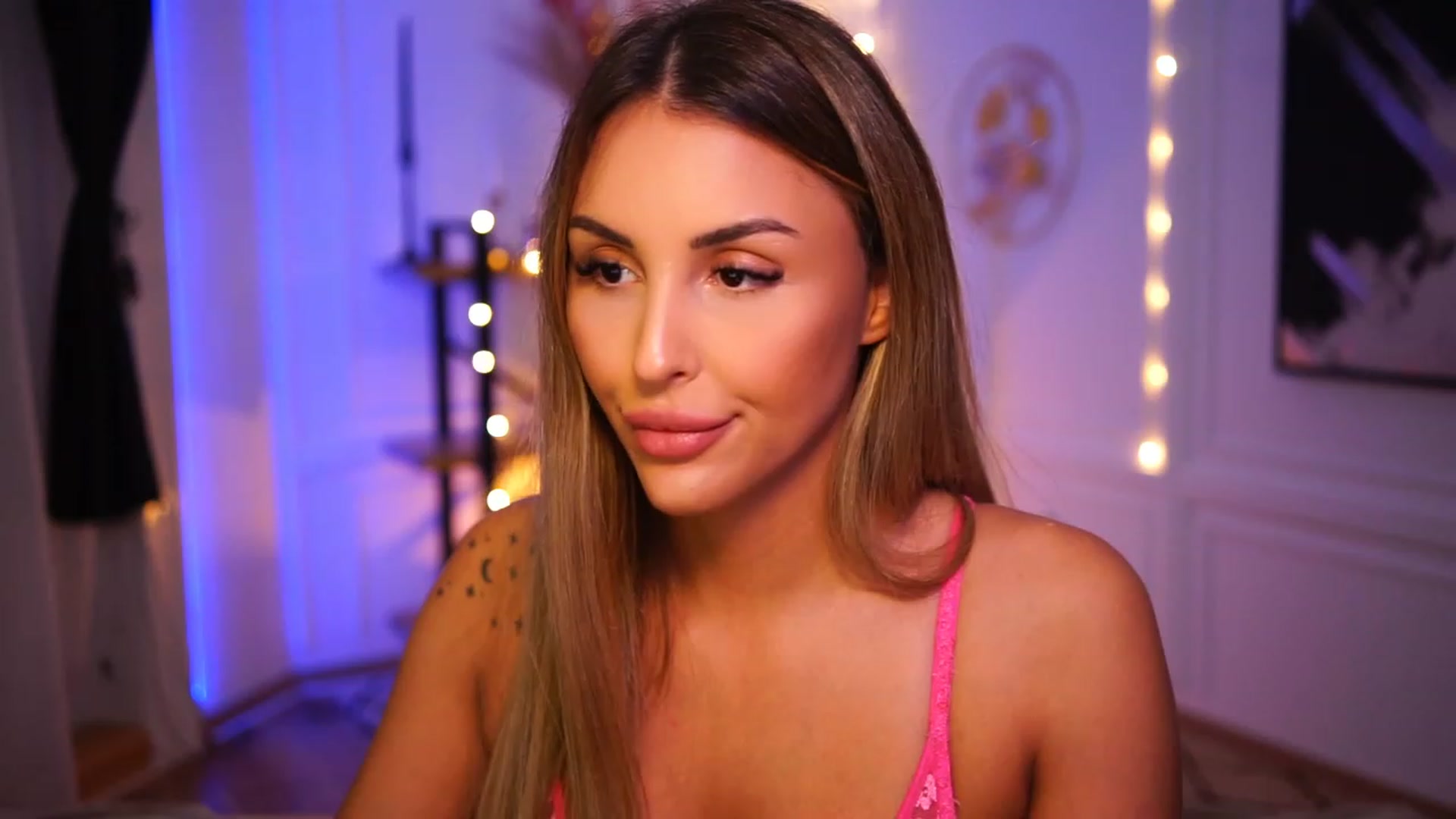 Gallery image thumbnail from Lisamelow's myfreecams stream on, 11/16/2022, 21:08 image 15 of 20