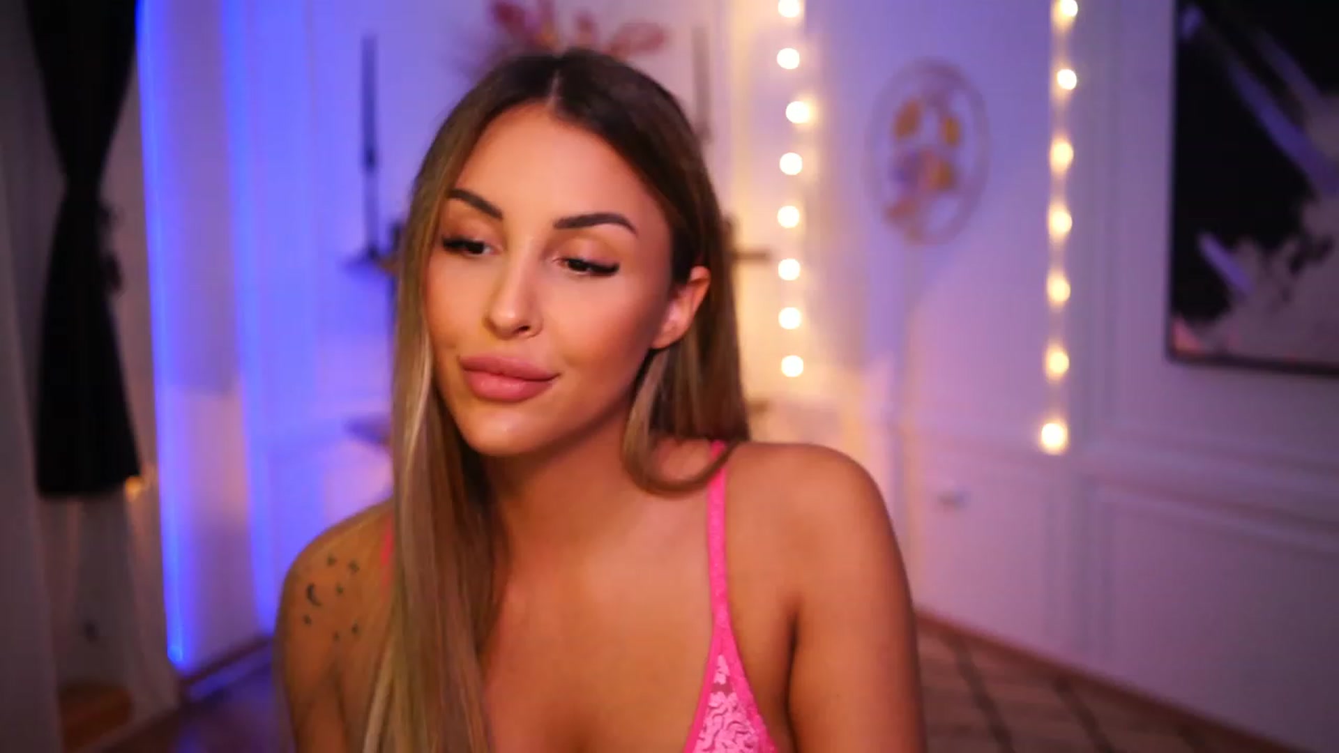 Gallery image thumbnail from Lisamelow's myfreecams stream on, 11/16/2022, 21:08 image 10 of 20