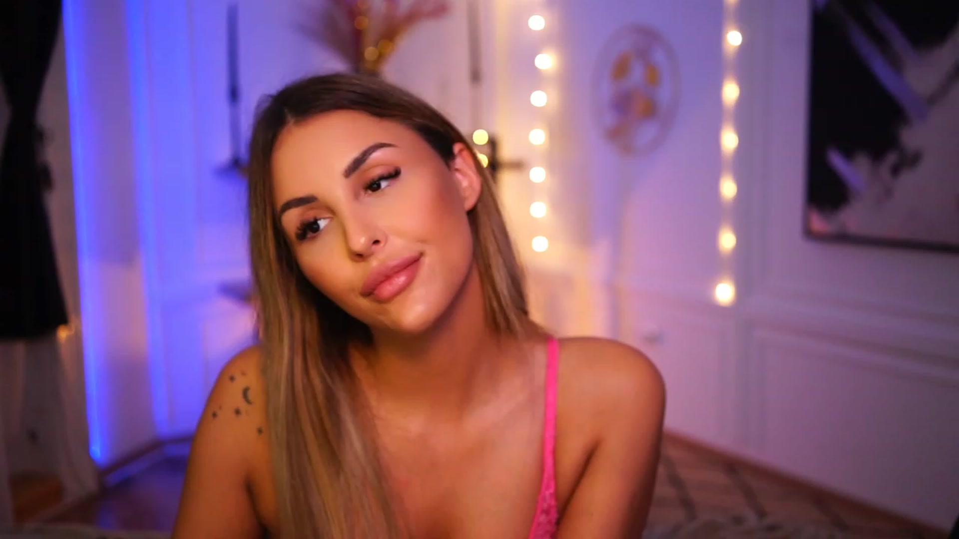 Gallery image thumbnail from Lisamelow's myfreecams stream on, 11/17/2022, 02:25 image 12 of 20