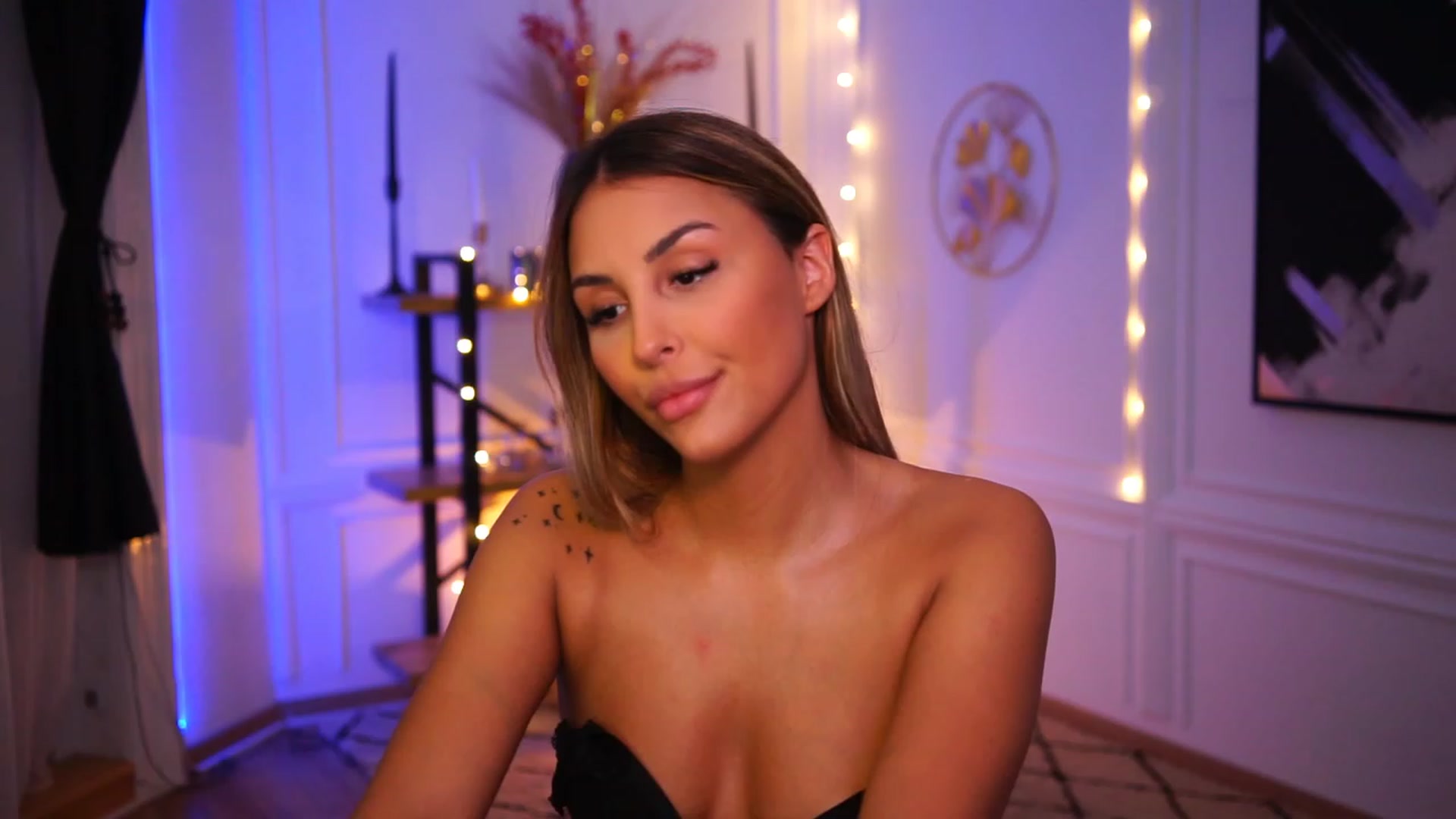 Gallery image thumbnail from Lisamelow's myfreecams stream on, 11/17/2022, 20:05 image 19 of 20