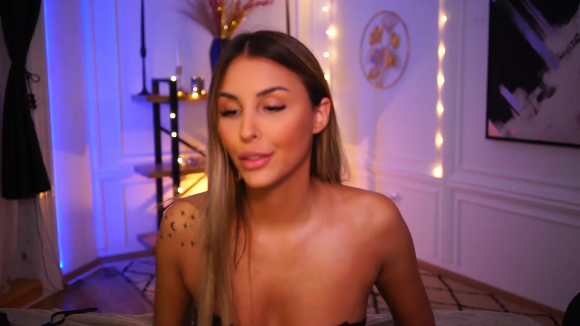 Gallery image thumbnail from Lisamelow's myfreecams stream on, 11/17/2022, 21:07 image 20 of 20