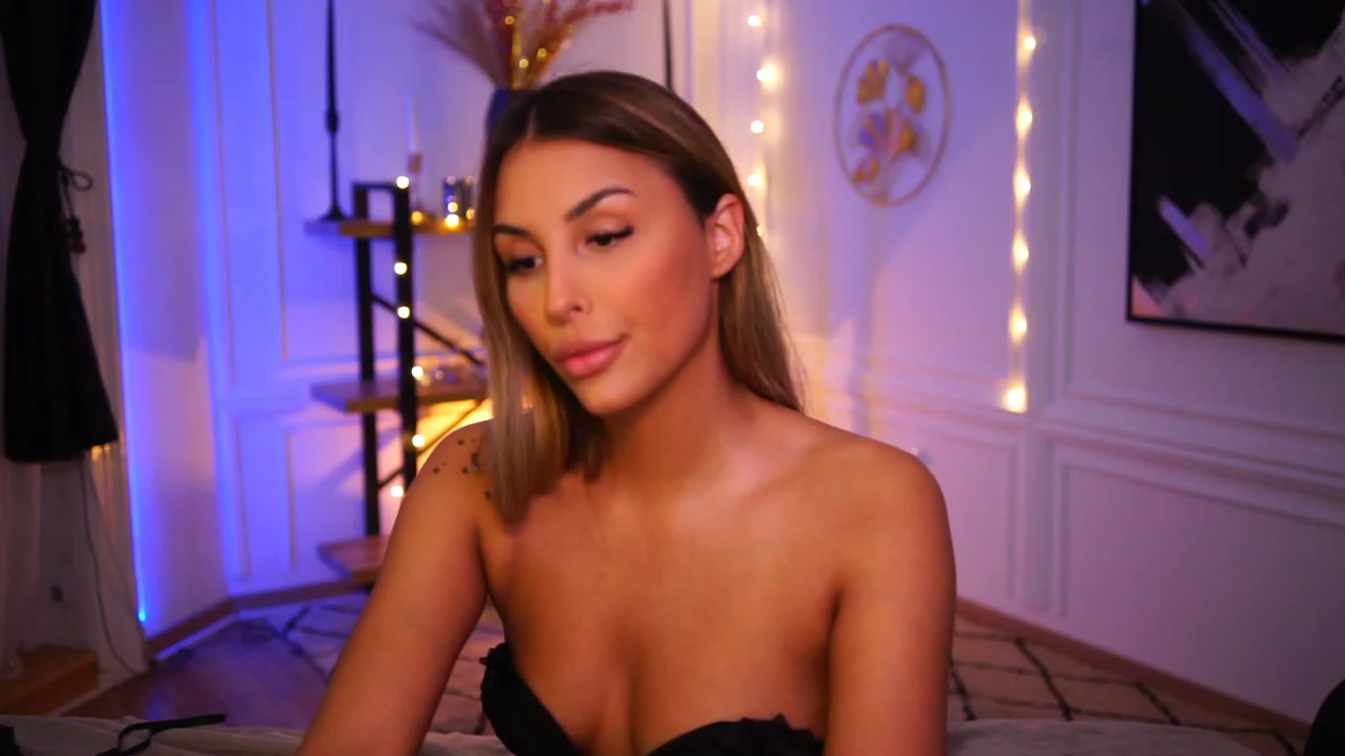 Gallery image thumbnail from Lisamelow's myfreecams stream on, 11/17/2022, 21:07 image 17 of 20