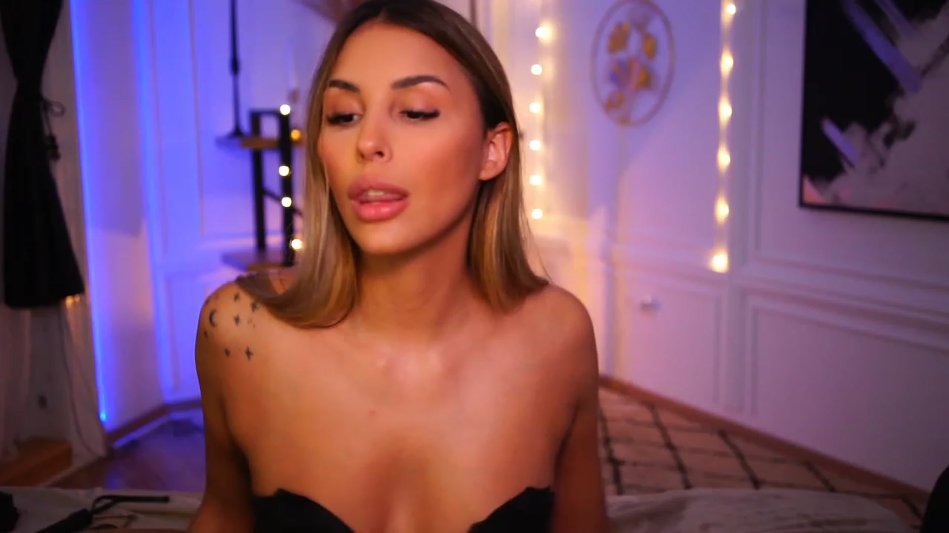 Gallery image thumbnail from Lisamelow's myfreecams stream on, 11/17/2022, 21:07 image 8 of 20