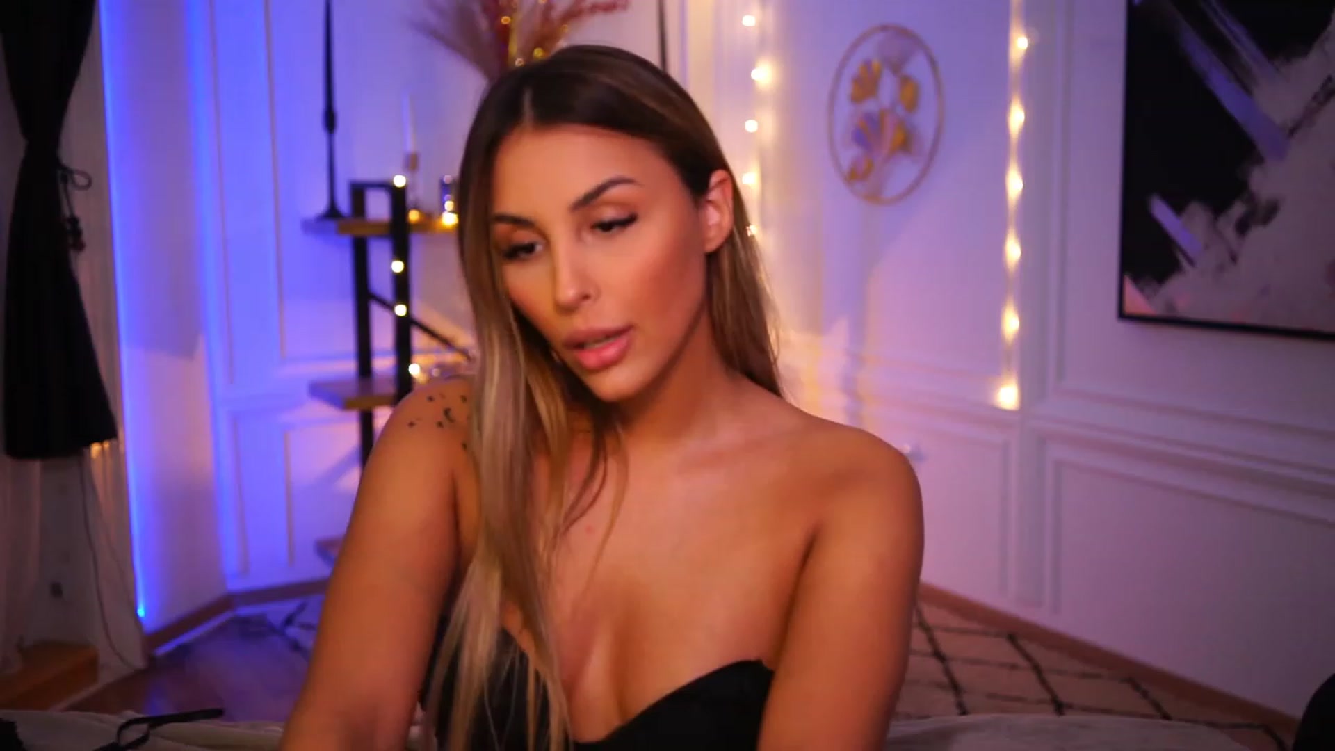 Gallery image thumbnail from Lisamelow's myfreecams stream on, 11/17/2022, 21:07 image 19 of 20
