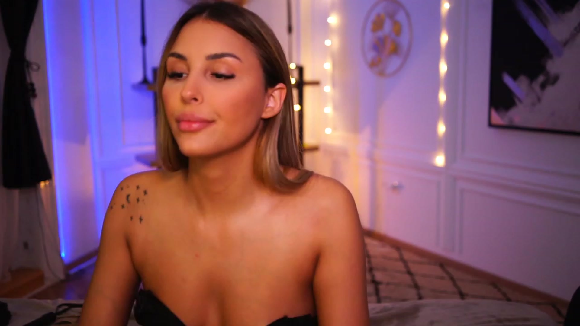 Gallery image thumbnail from Lisamelow's myfreecams stream on, 11/17/2022, 21:07 image 3 of 20