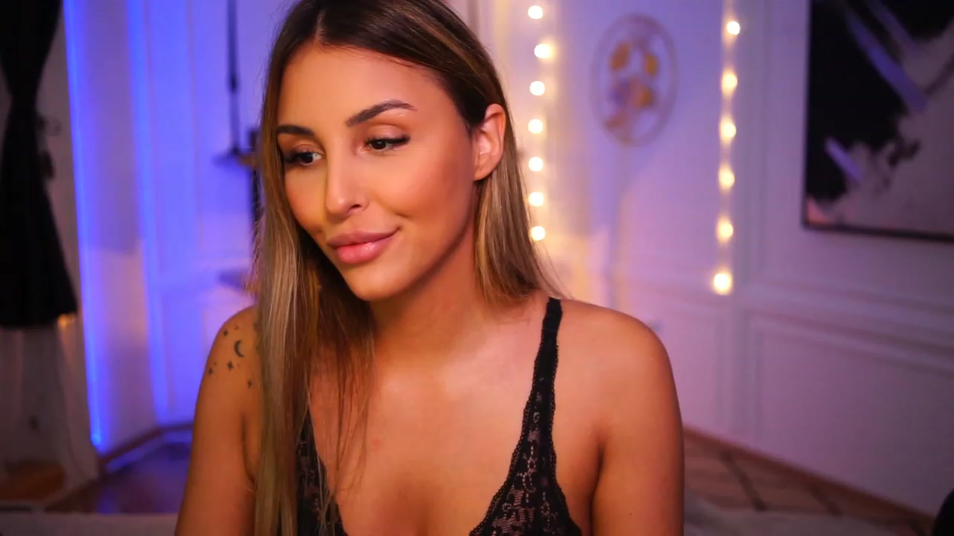 Gallery image thumbnail from Lisamelow's myfreecams stream on, 11/17/2022, 22:06 image 13 of 20