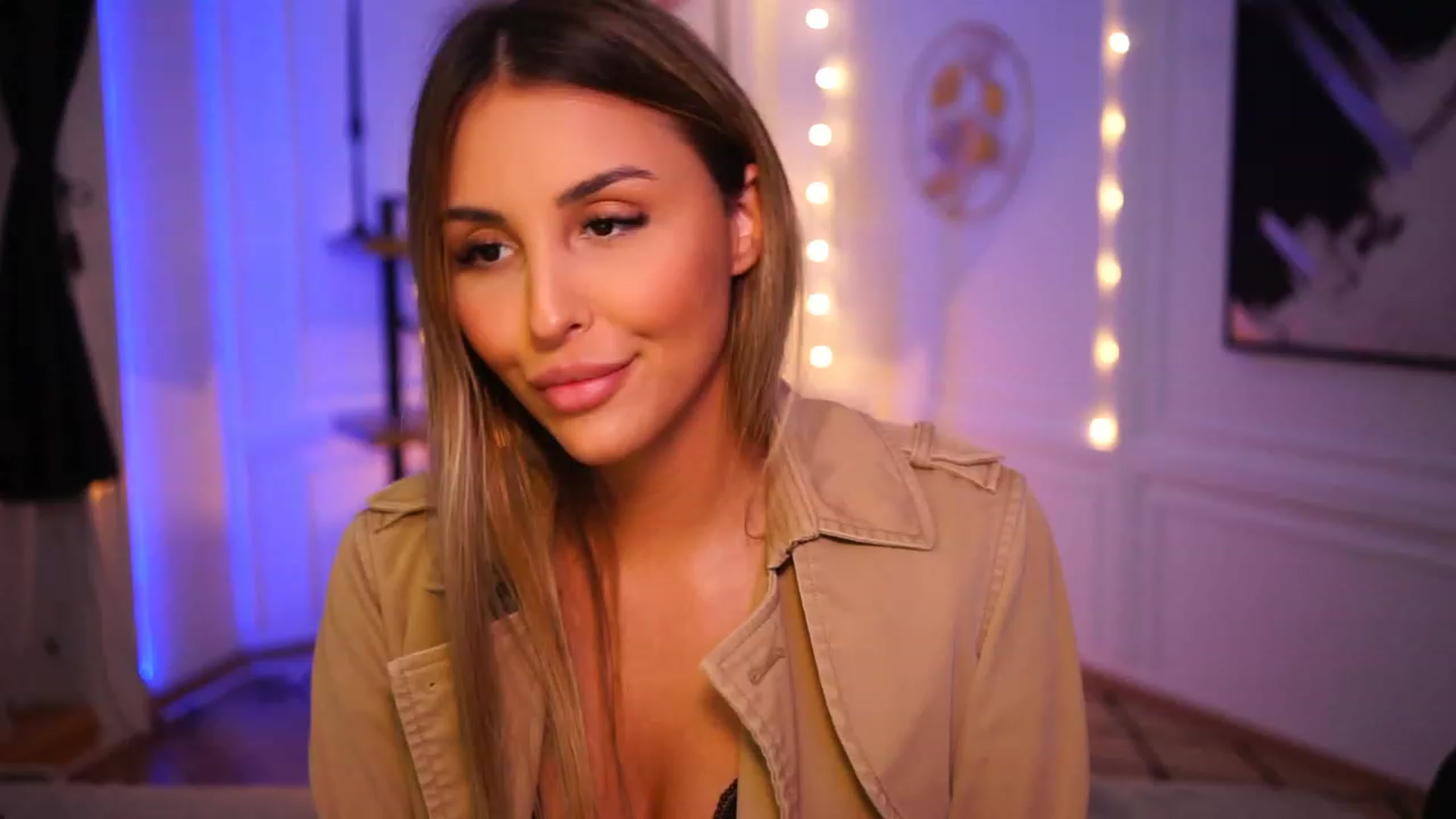 Gallery image thumbnail from Lisamelow's myfreecams stream on, 11/17/2022, 22:06 image 11 of 20