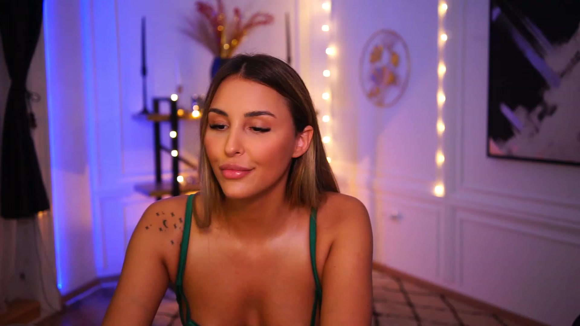 Gallery image thumbnail from Lisamelow's myfreecams stream on, 11/18/2022, 24:12 image 4 of 20