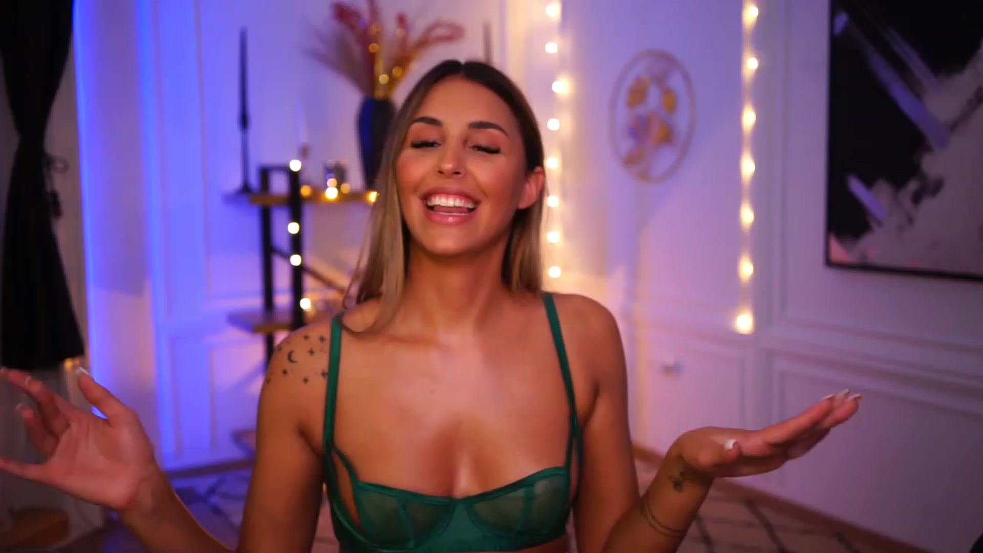 Gallery image thumbnail from Lisamelow's myfreecams stream on, 11/18/2022, 24:12 image 16 of 20