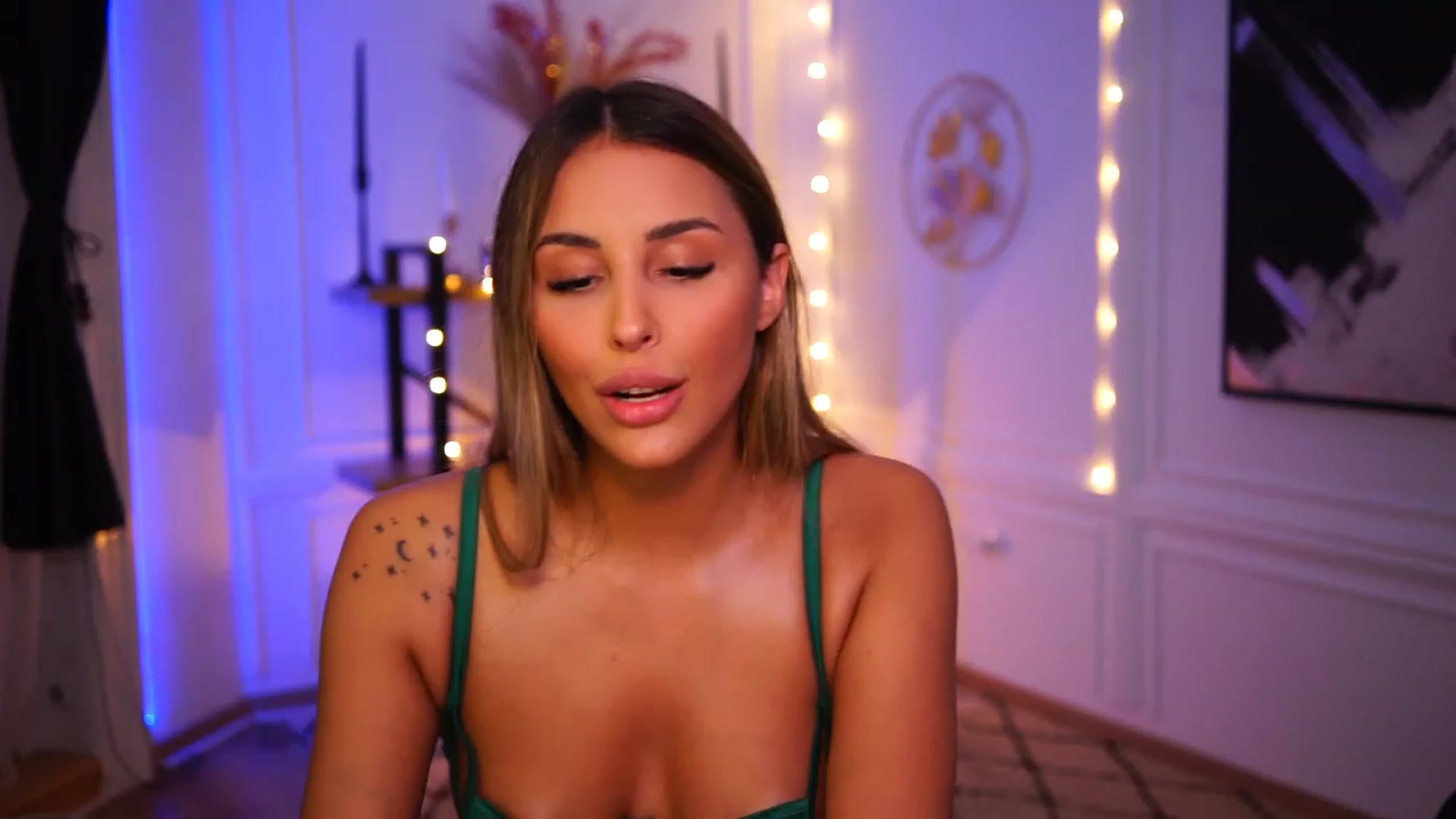 Gallery image thumbnail from Lisamelow's myfreecams stream on, 11/18/2022, 24:12 image 13 of 20