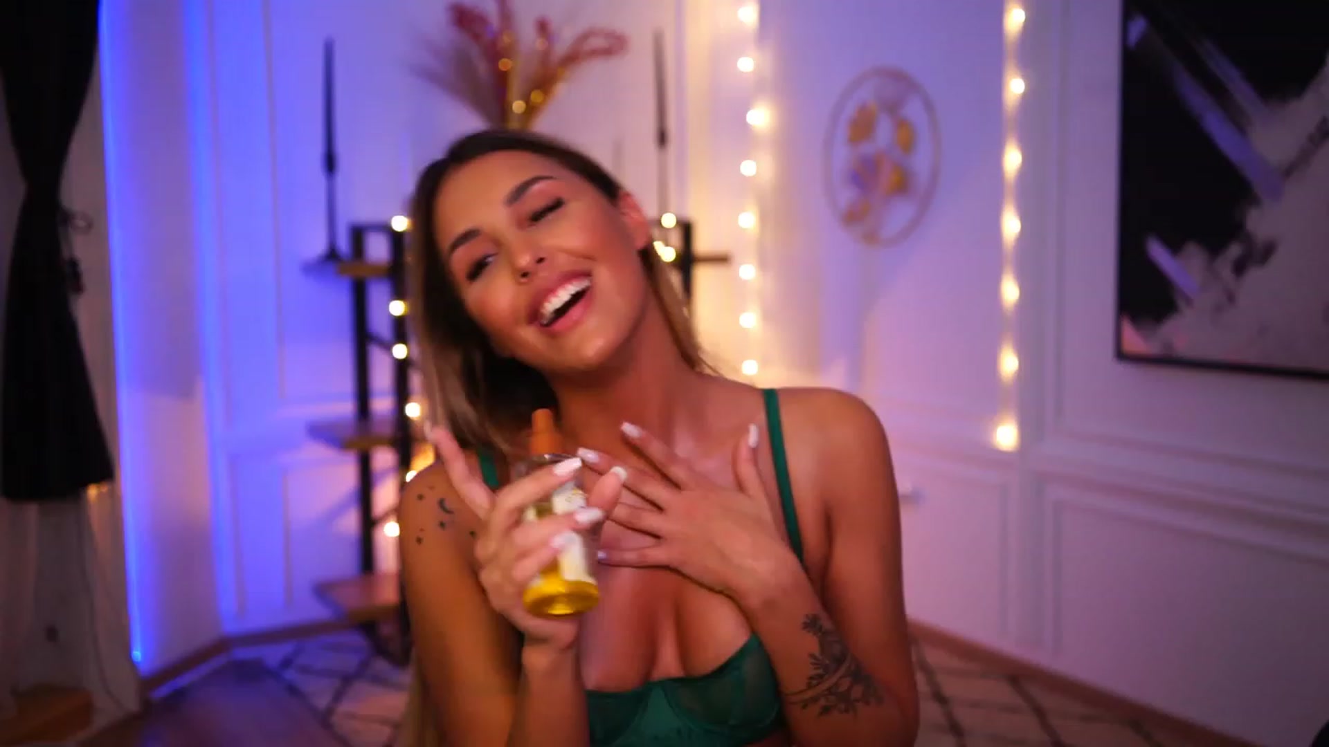 Gallery image thumbnail from Lisamelow's myfreecams stream on, 11/18/2022, 24:12 image 1 of 20